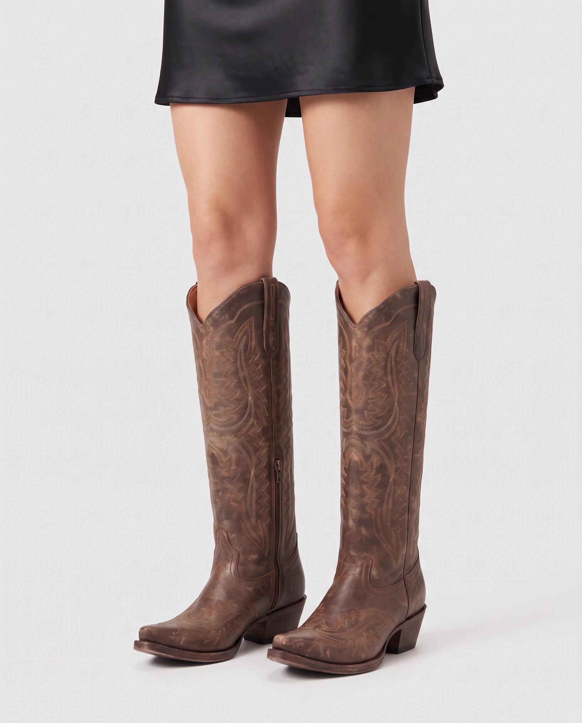 Bottes santiags hautes brodées effet cuir huilé Régine — Brun Vieilli, portées en plan rapproché