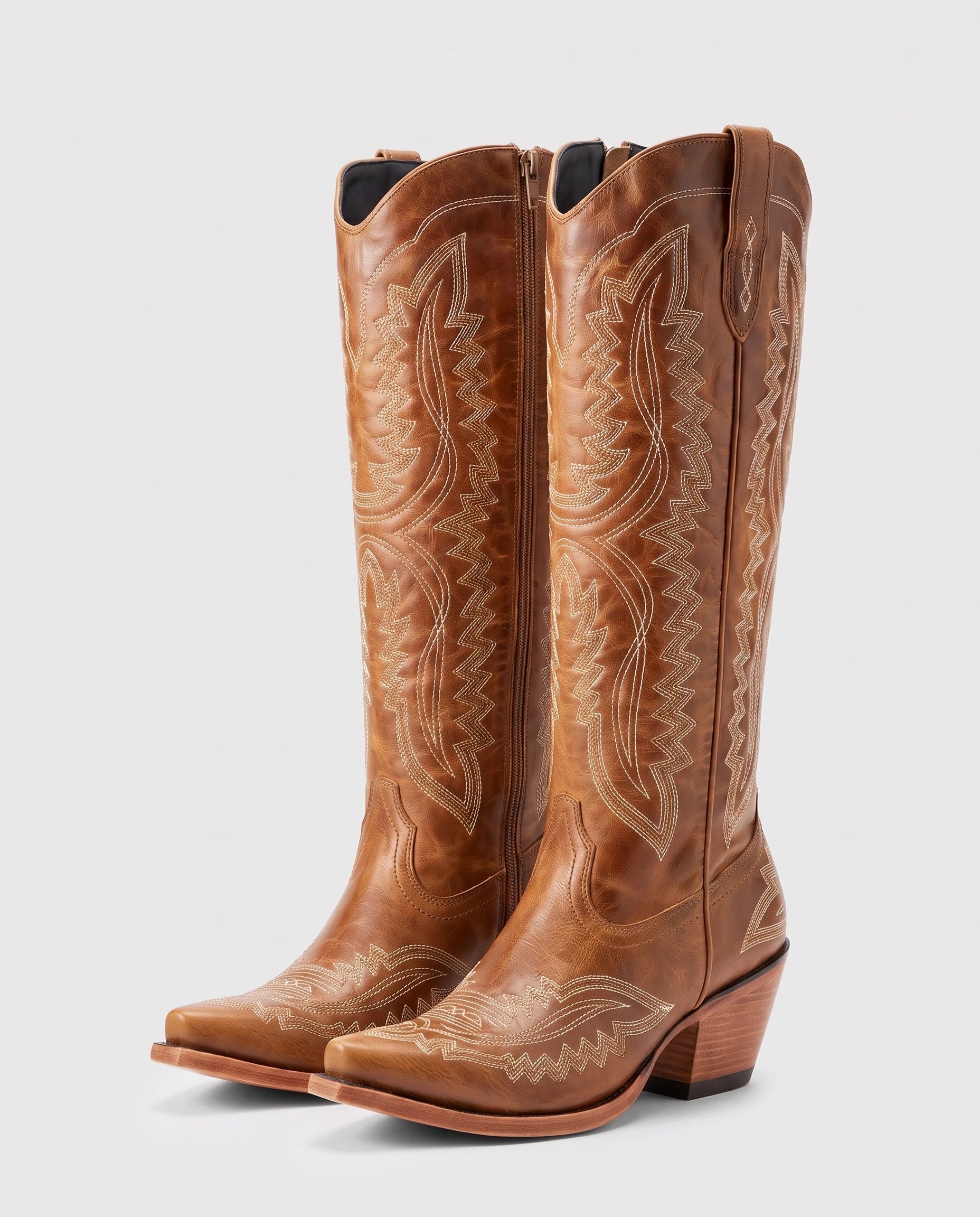 Bottes santiags hautes brodées effet cuir huilé Régine — Cognac, paire en packshot studio