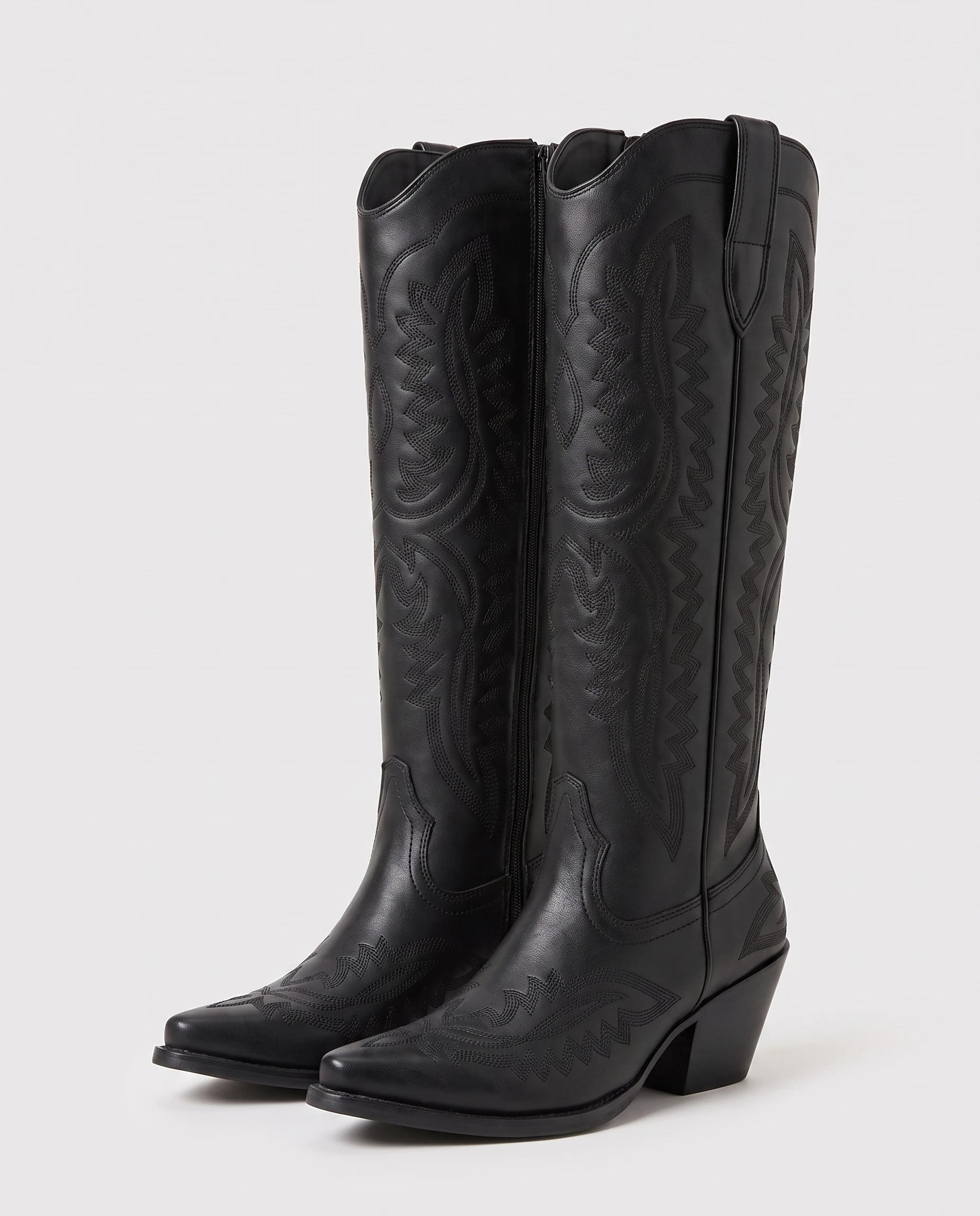 Bottes santiags hautes brodées effet cuir huilé Régine — Noir, paire en packshot studio