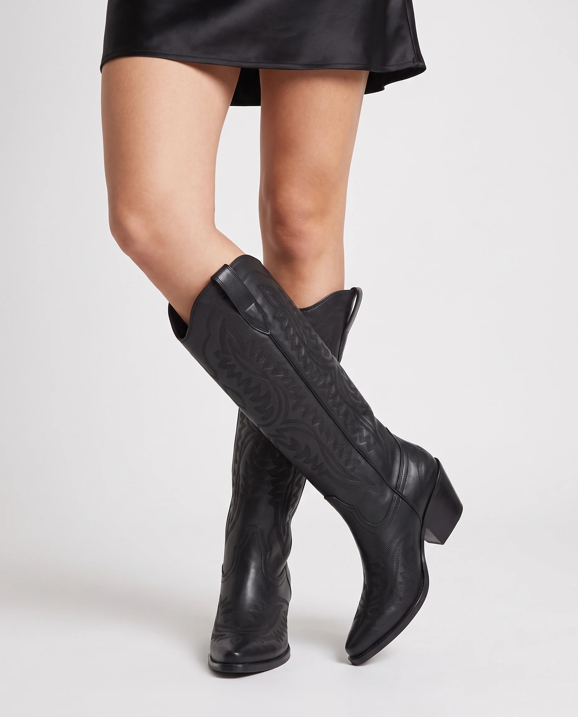 Bottes santiags hautes brodées effet cuir huilé Régine — Noir, portées en plan rapproché