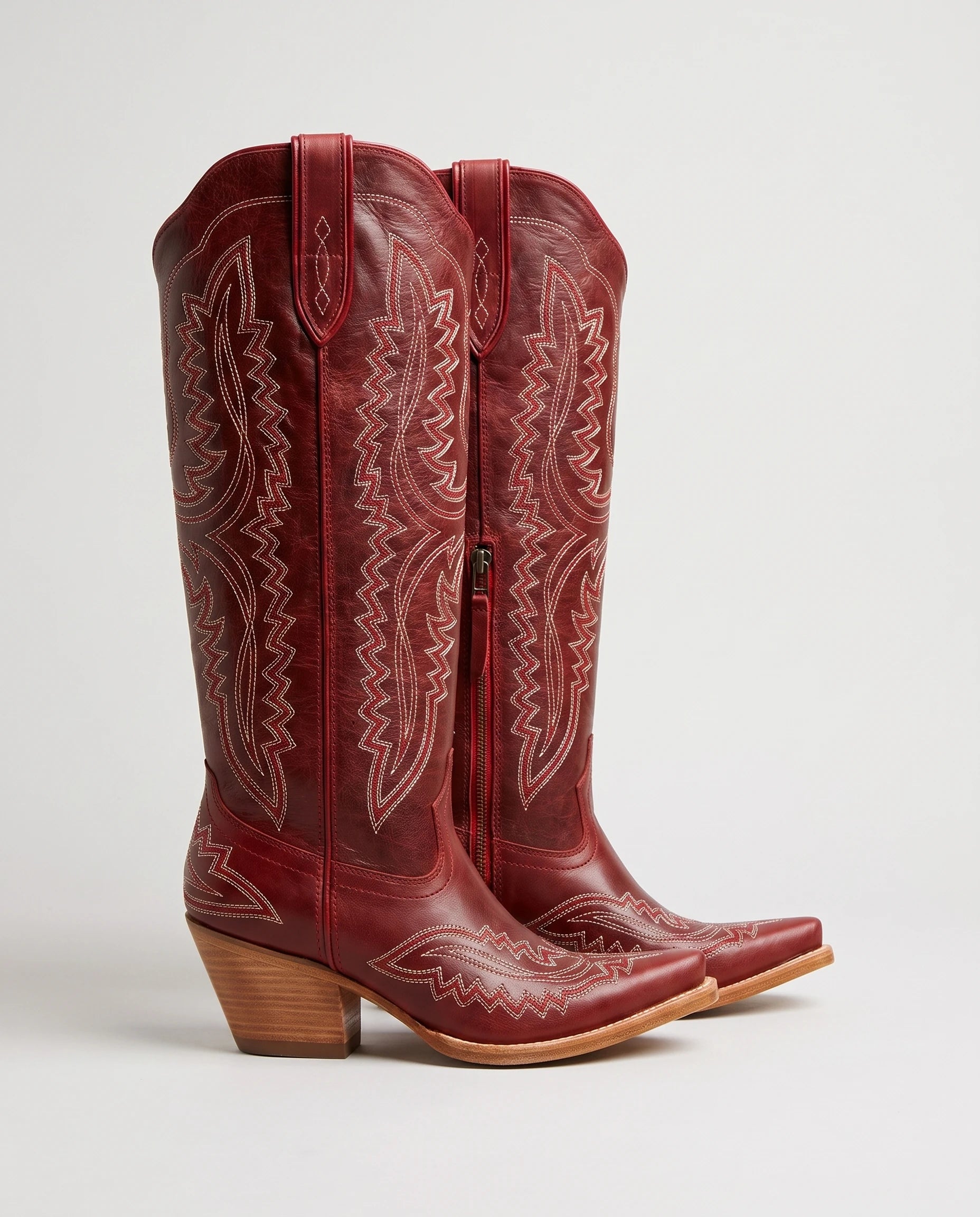 Bottes santiags hautes brodées effet cuir huilé Régine — Rouge, paire en packshot studio