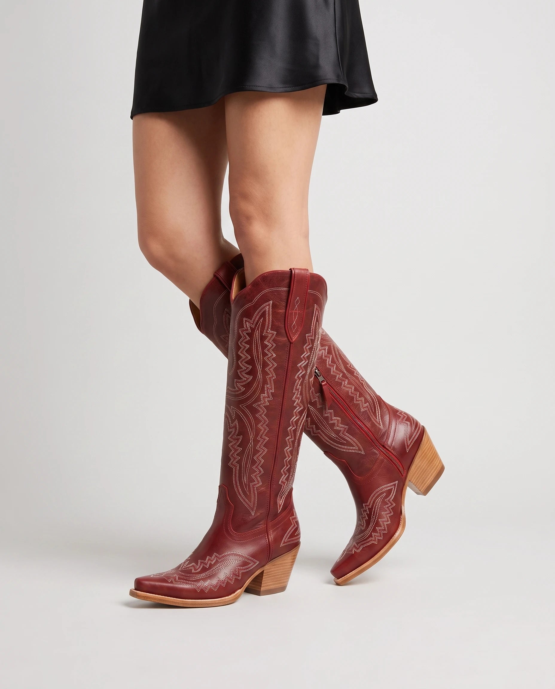 Bottes santiags hautes brodées effet cuir huilé Régine — Rouge, portées en plan rapproché