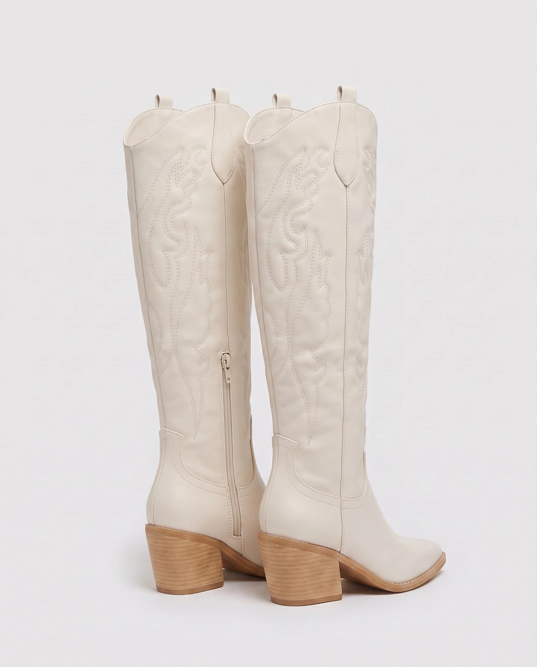 Bottes santiags hautes à talon effet cuir Anastasie — Blanc Cassé, paire vue de trois quarts arrière, zip et talon bois