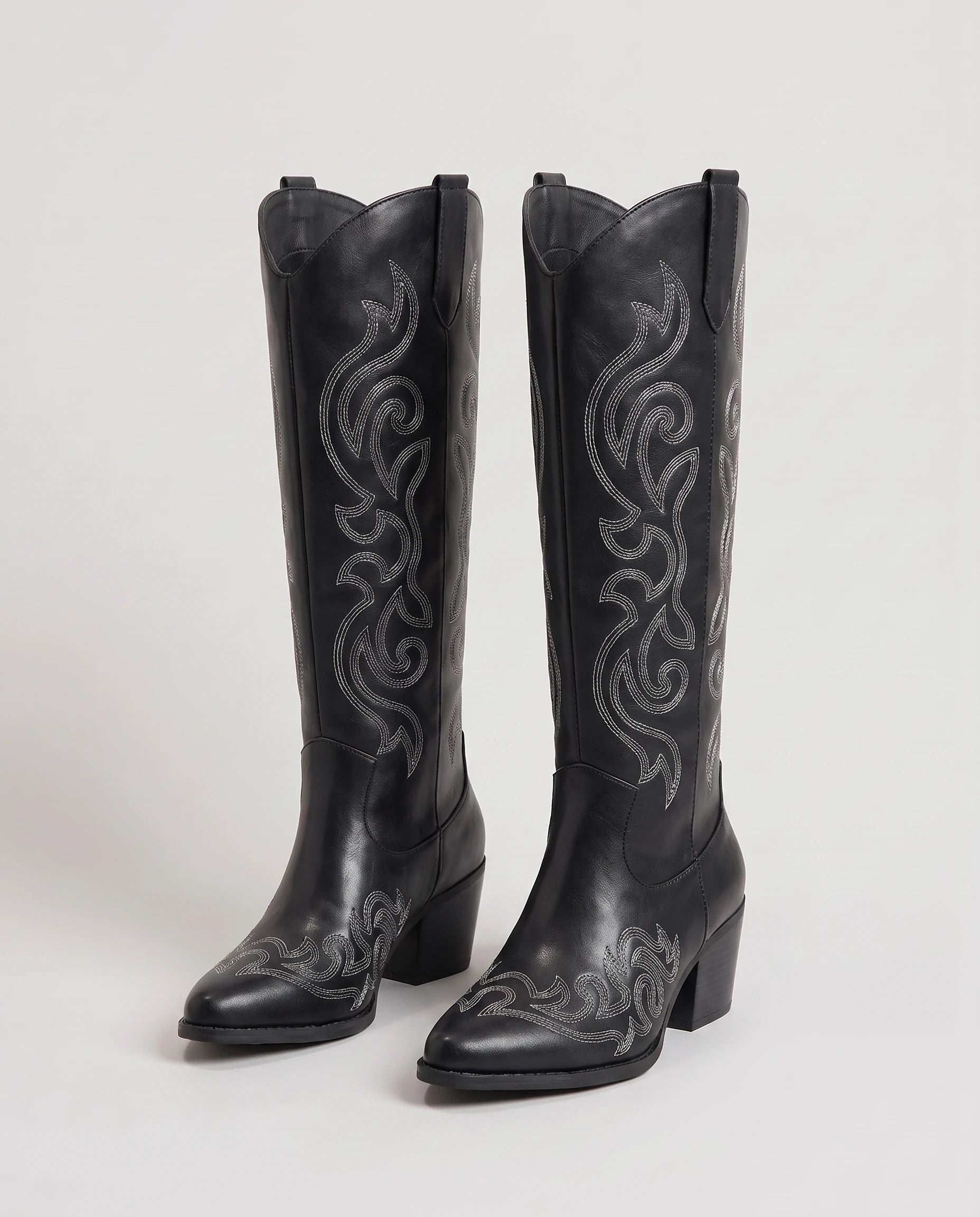 Bottes santiags hautes brodées Ghislaine — Noir, paire vue de trois quarts en studio