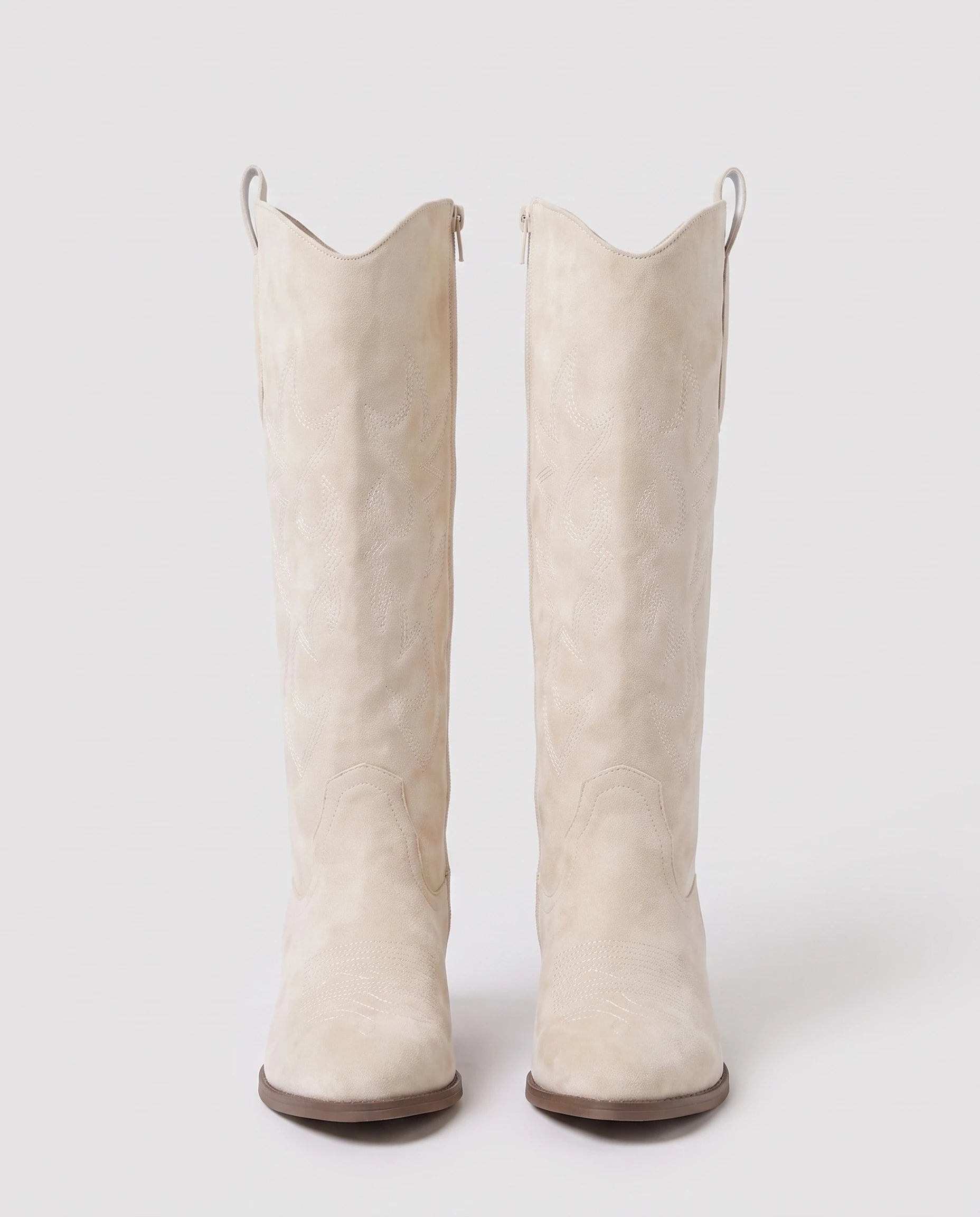 Bottes santiags brodées en suédine Zéphyrine — Blanc Cassé, paire vue de face studio