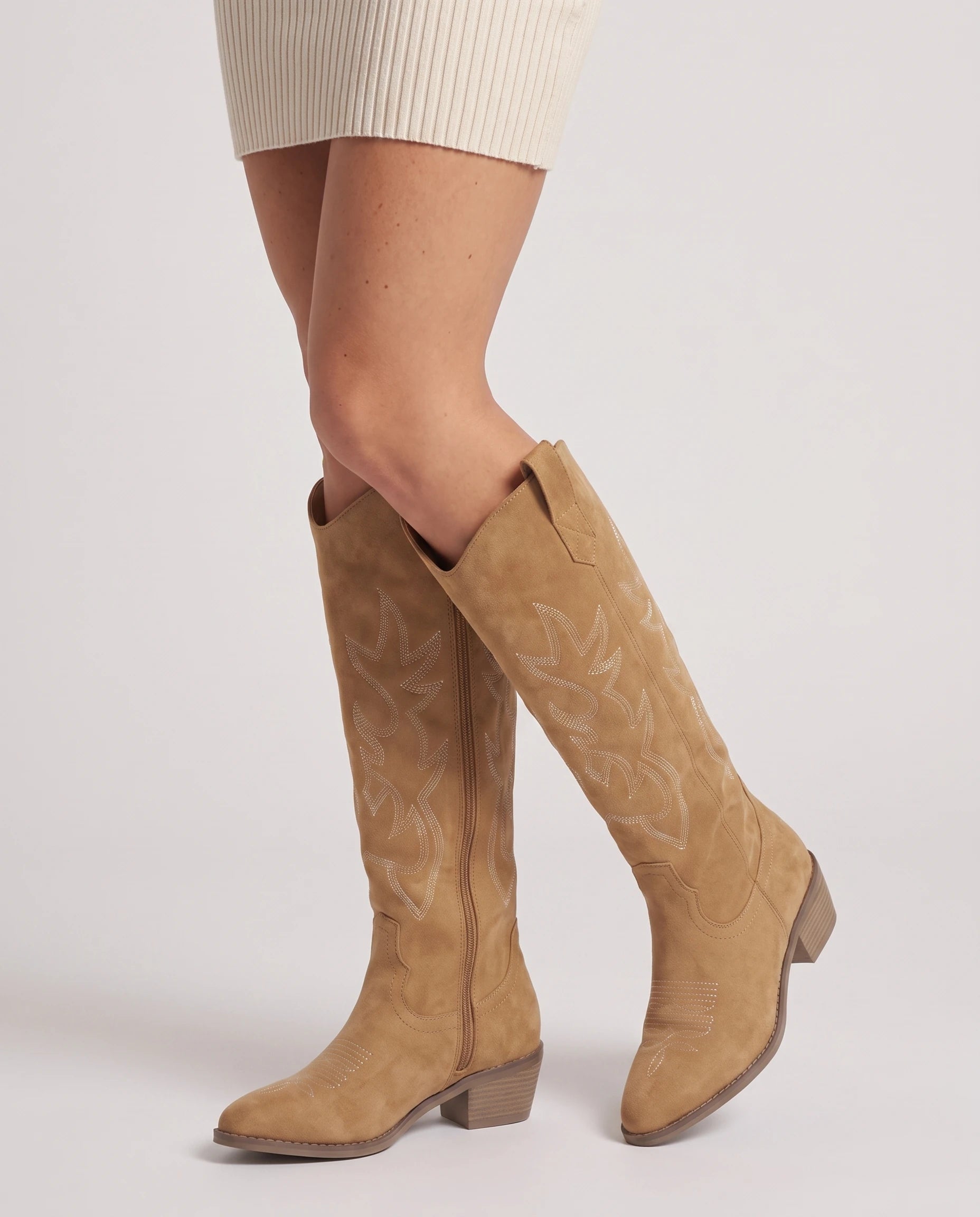 Bottes santiags brodées en suédine Zéphyrine — Camel, portées en plan rapproché avec une robe courte