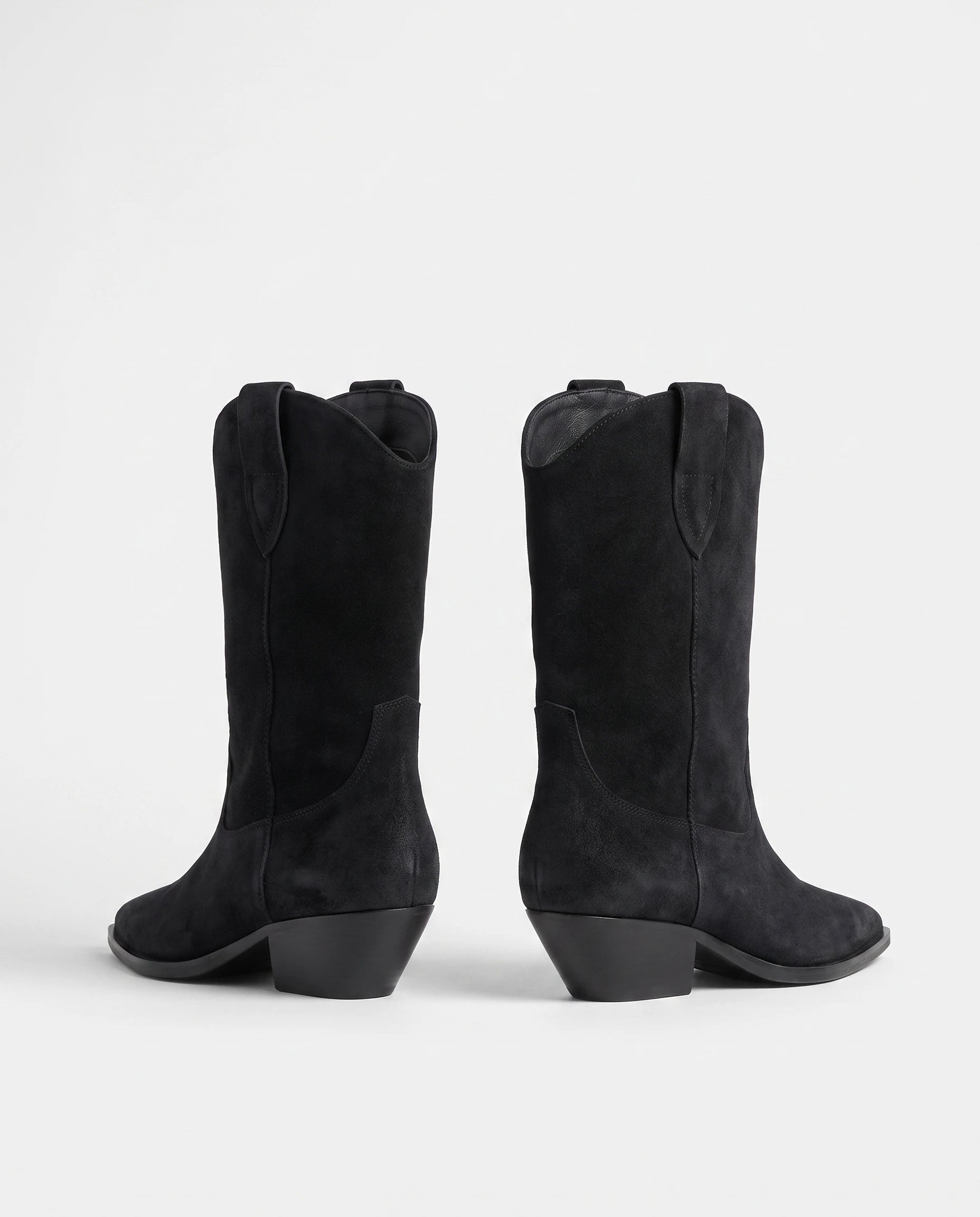 Bottes santiags mi-mollet en suédine Flavienne — Noir, paire vue de dos studio