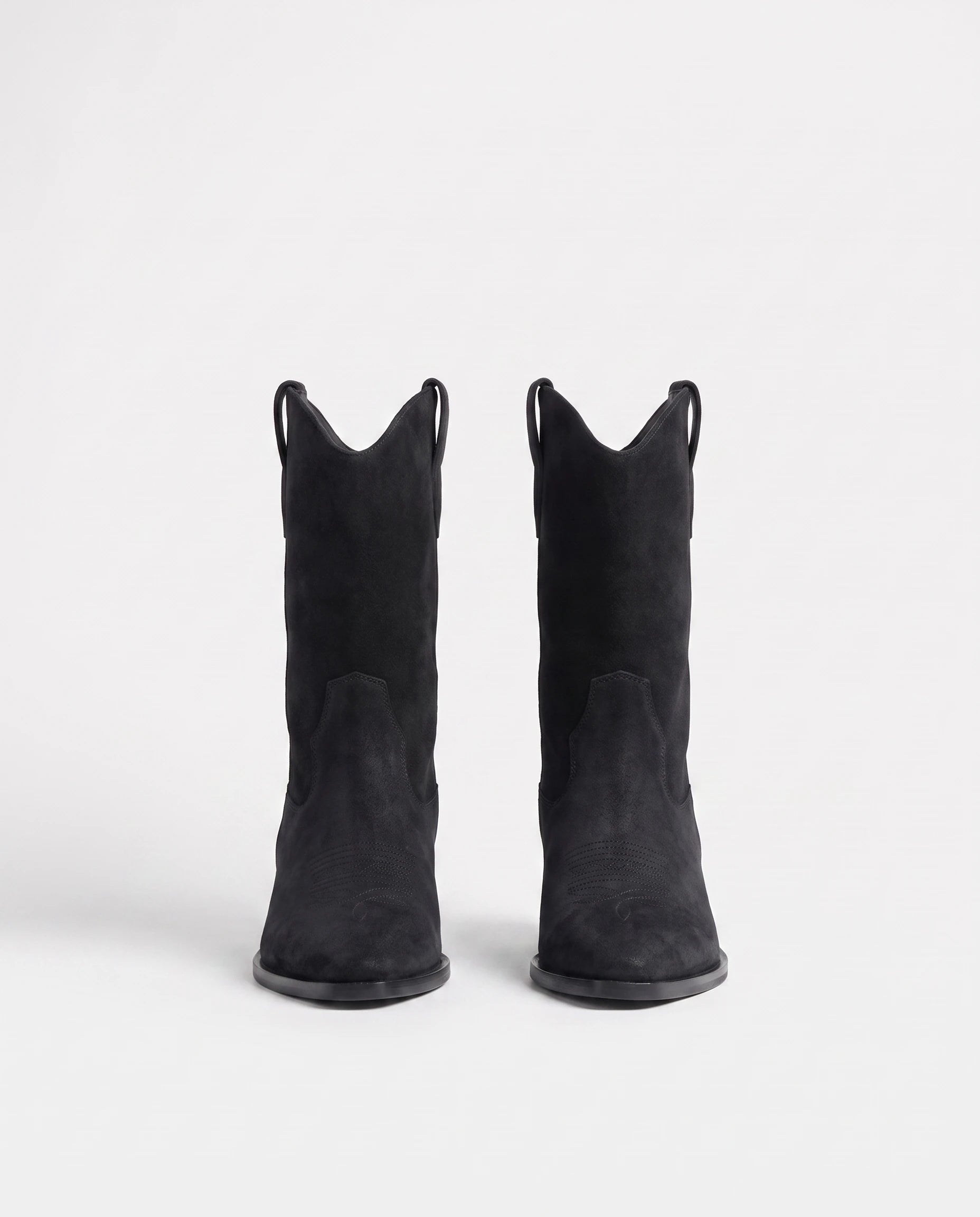 Bottes santiags mi-mollet en suédine Flavienne — Noir, paire vue de face, bouts pointus et empiècements en V