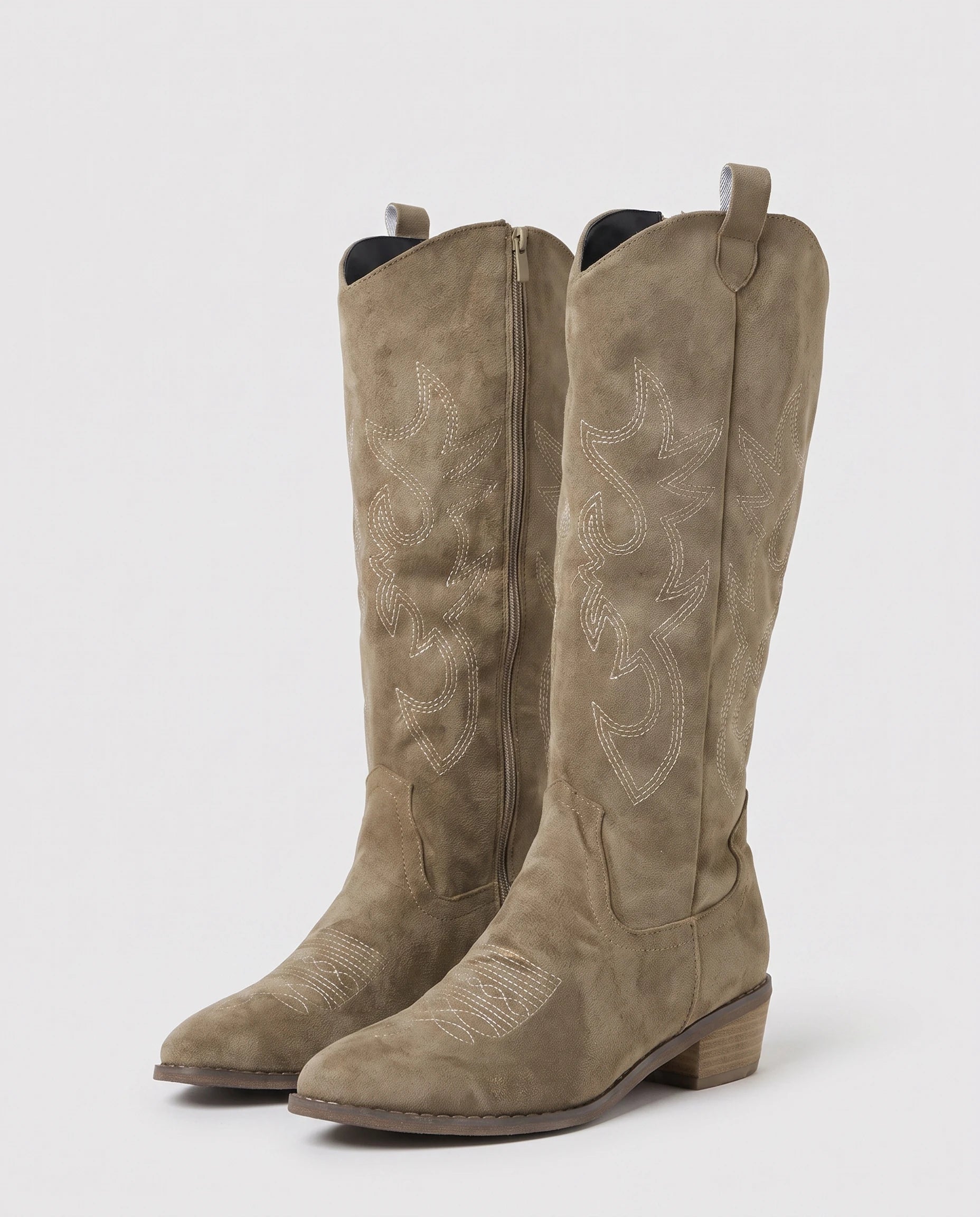 Bottes santiags brodées en suédine Zéphyrine — Taupe, paire vue de trois quarts studio