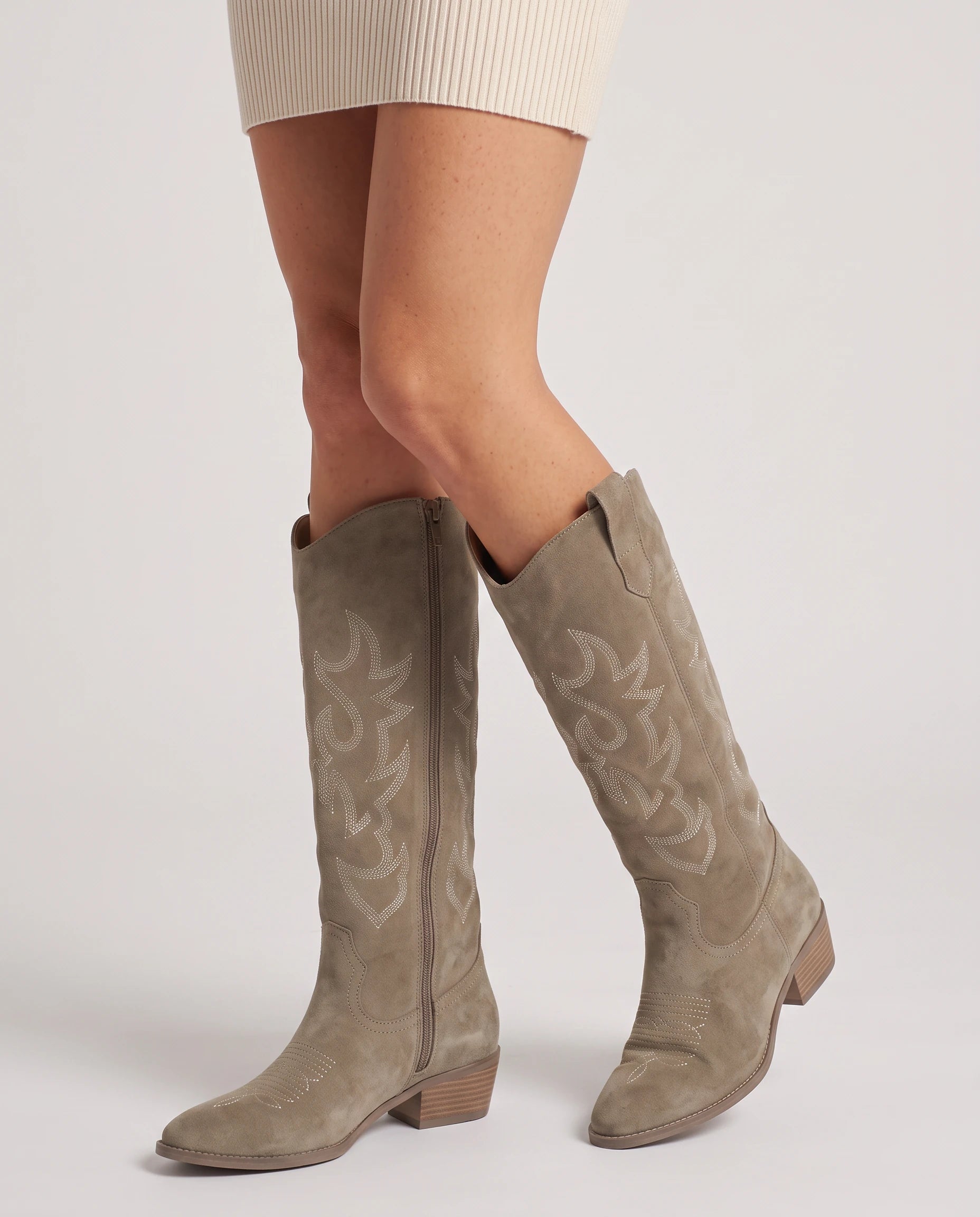 Bottes santiags brodées en suédine Zéphyrine — Taupe, portées en plan rapproché avec une robe courte