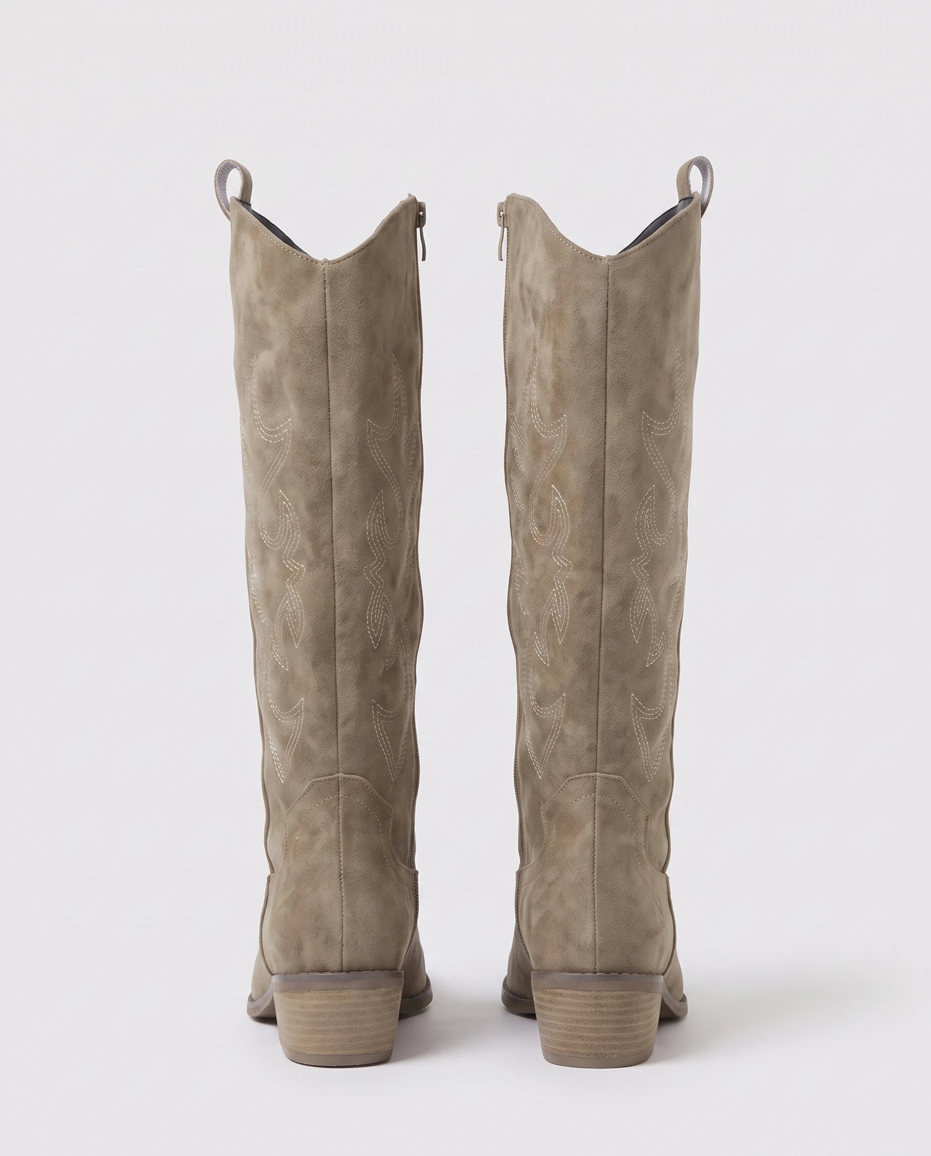 Bottes santiags brodées en suédine Zéphyrine — Taupe, paire vue de dos, couture de tige et talon empilé