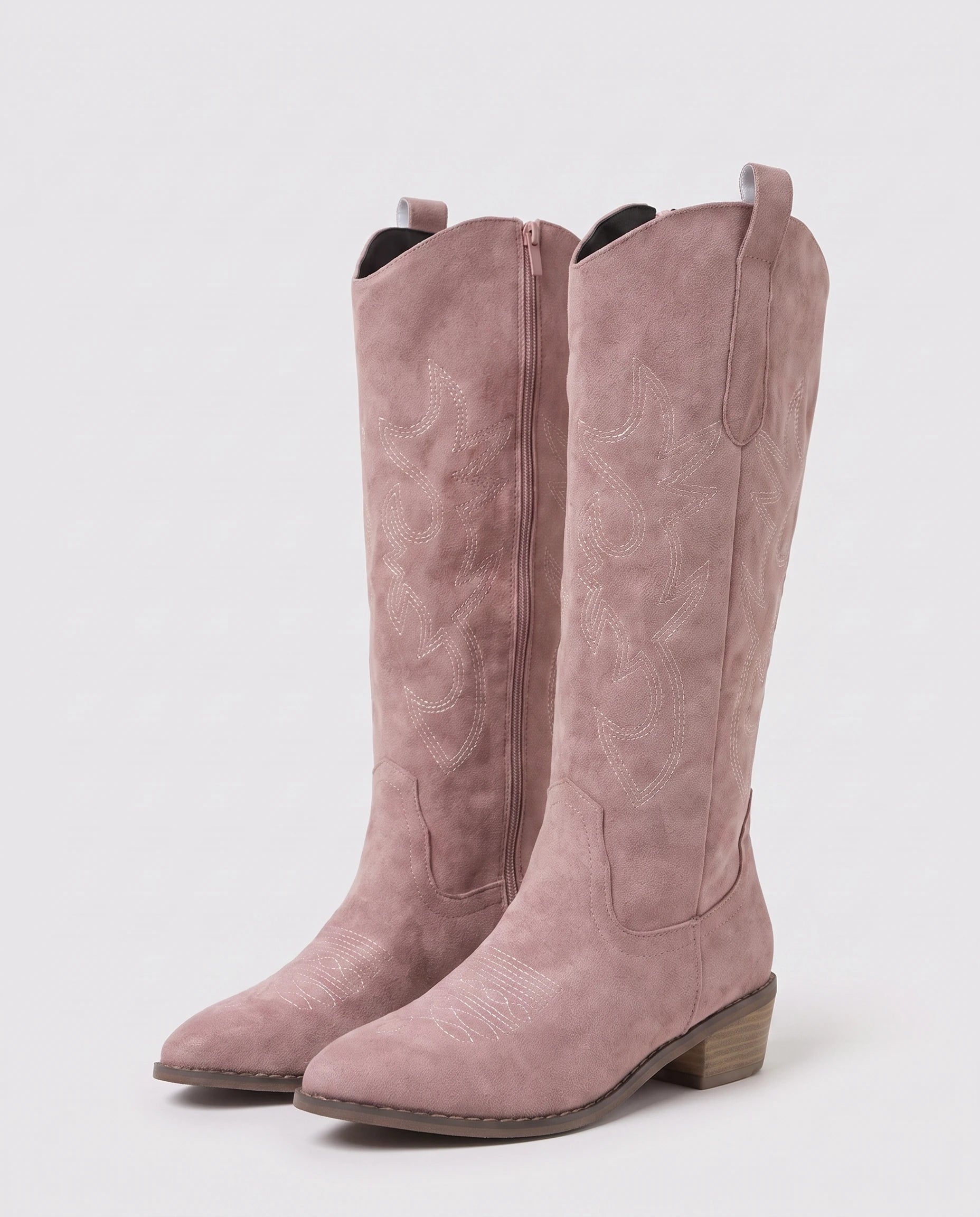 Bottes santiags brodées en suédine Zéphyrine — Vieux Rose, paire vue de trois quarts studio