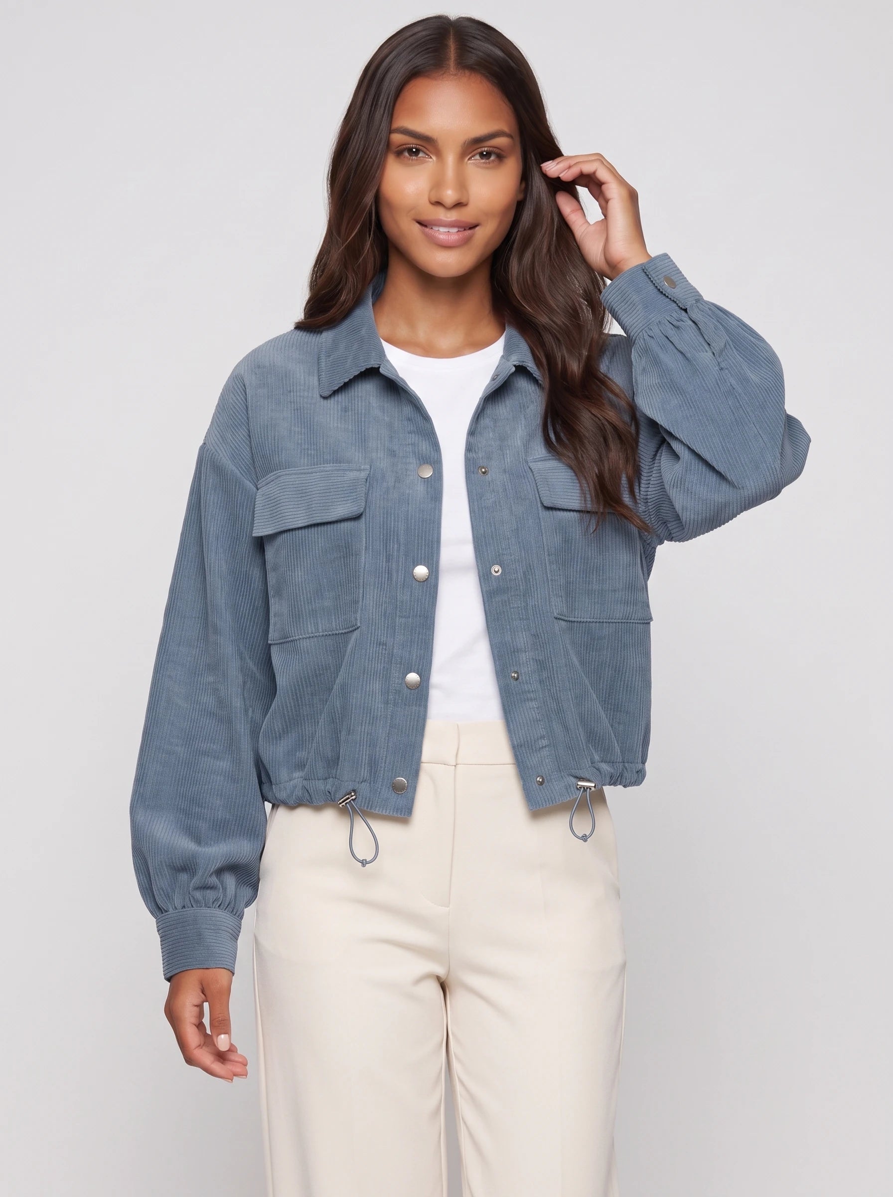 Surchemise courte en velours côtelé bleu denim Lucette, plan rapproché en studio