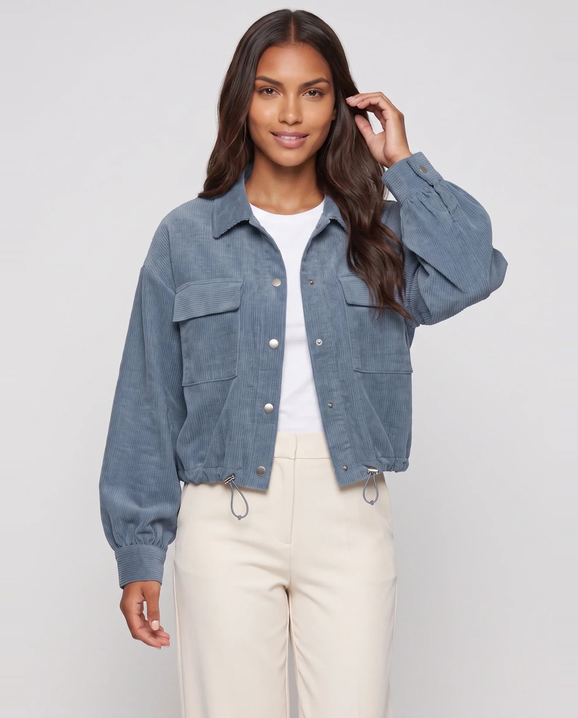 Surchemise courte en velours côtelé bleu denim Lucette, plan rapproché en studio