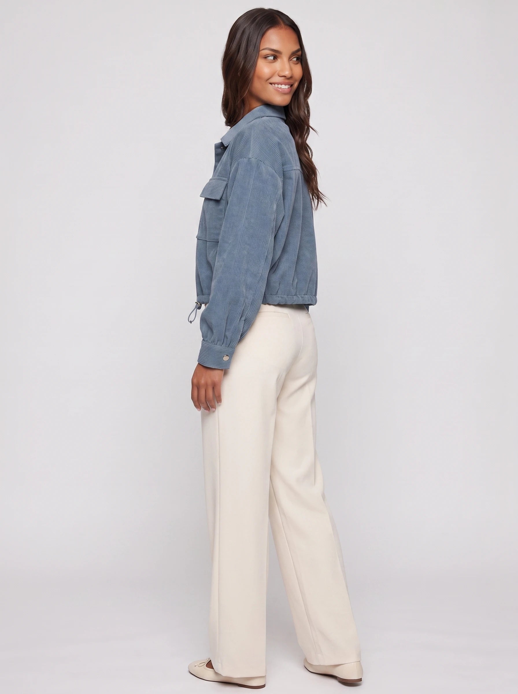 Surchemise courte en velours côtelé bleu denim Lucette, vue de trois quarts en studio