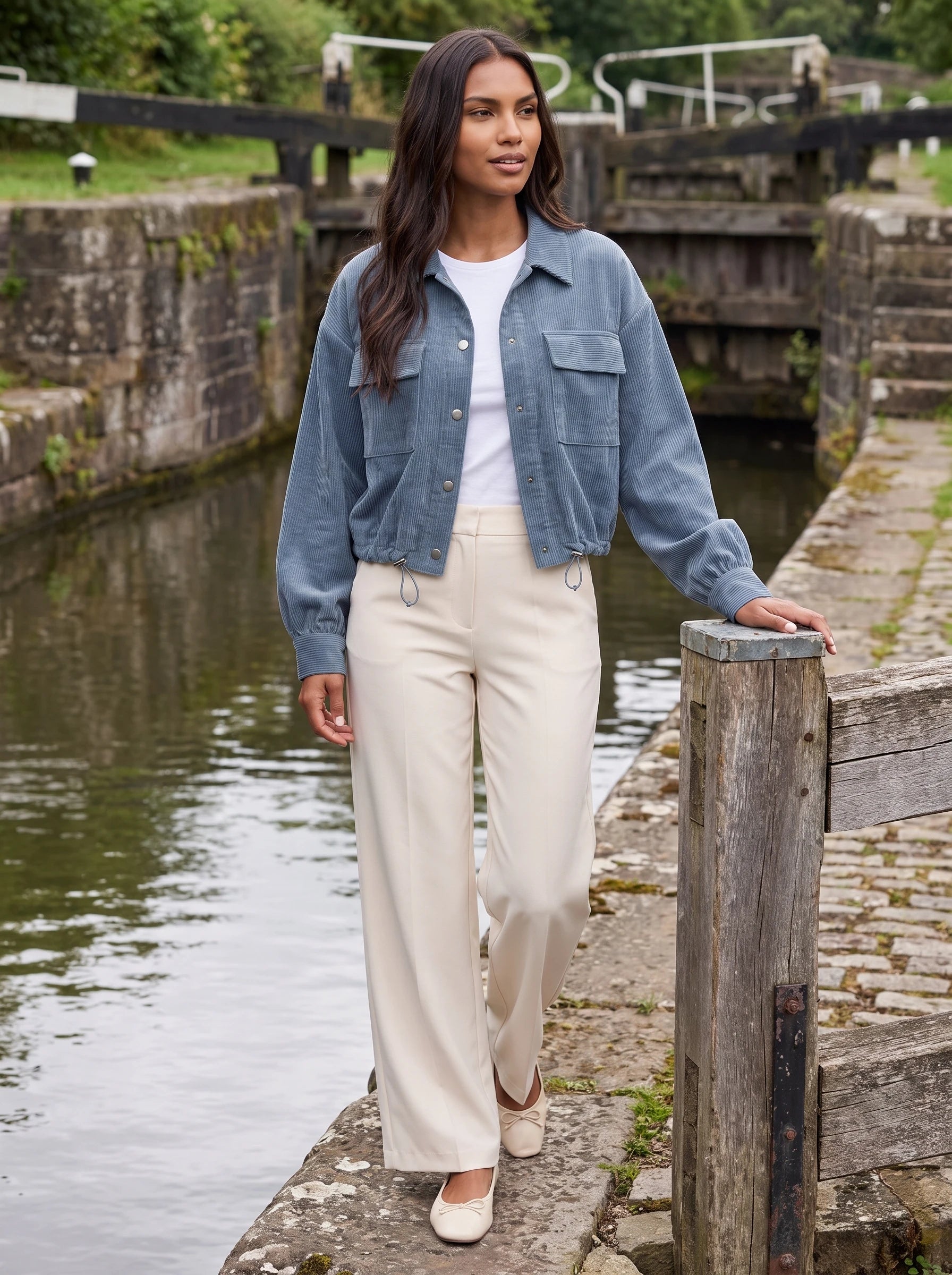 Surchemise en velours côtelé bleu denim Lucette, portée au bord d'une écluse de canal