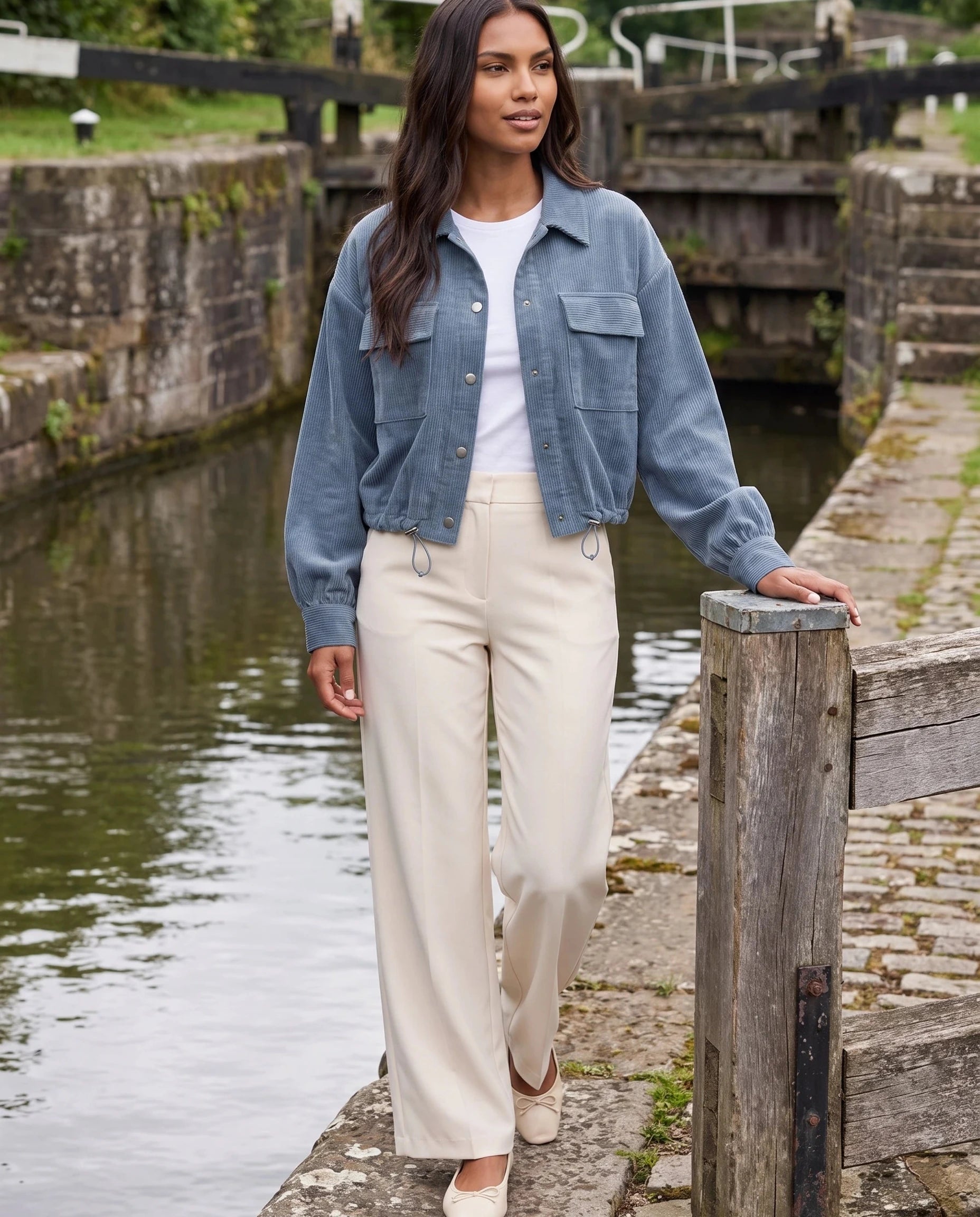 Surchemise en velours côtelé bleu denim Lucette, portée au bord d'une écluse de canal