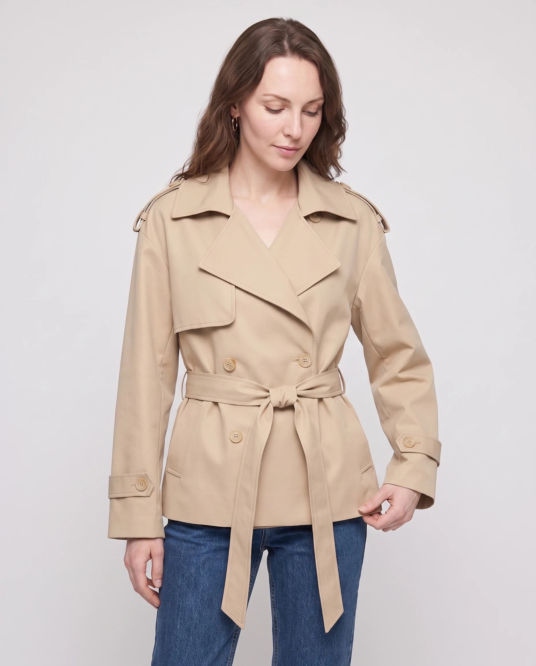 Trench court ceinturé beige Jehanne, plan rapproché buste en studio