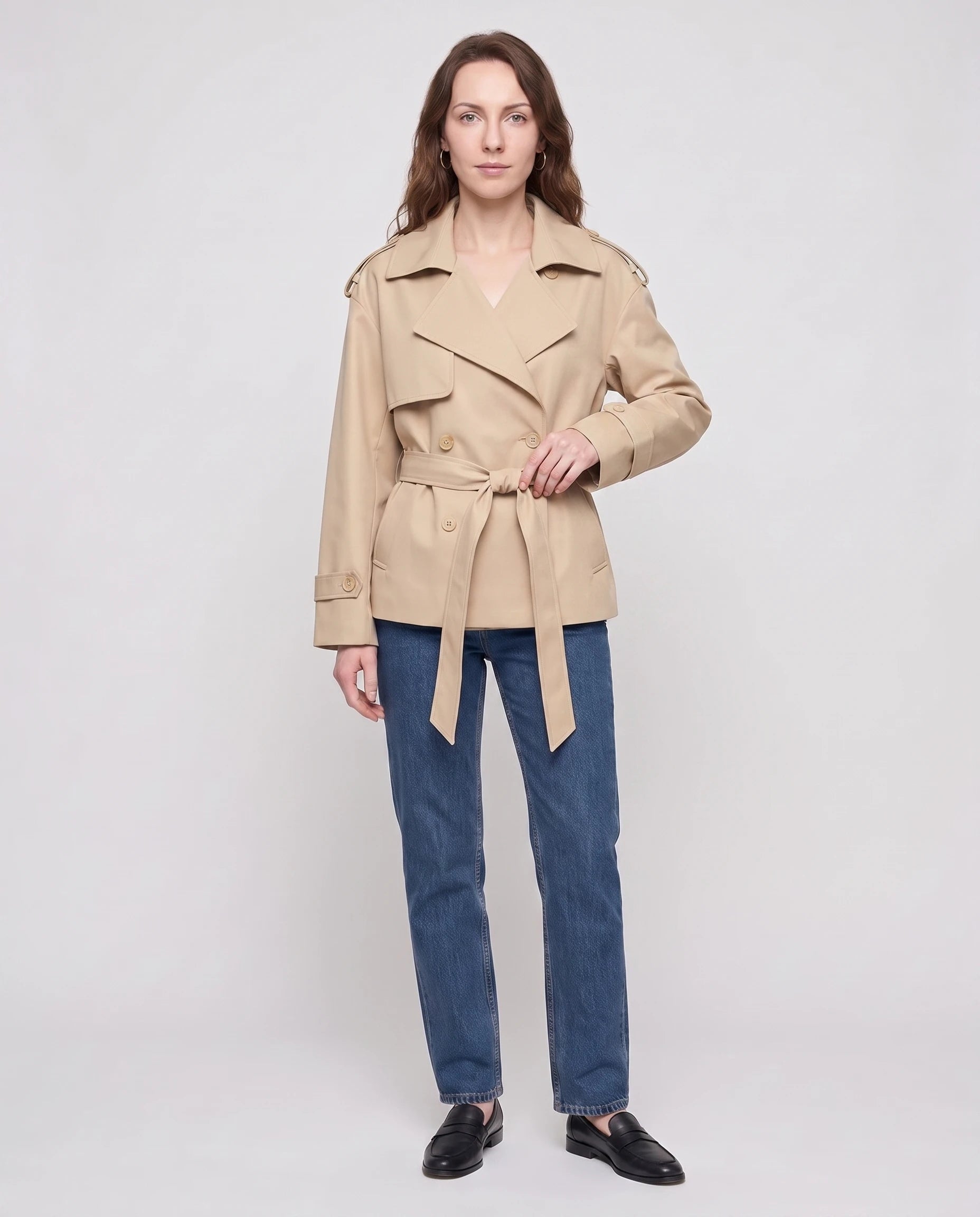 Trench court ceinturé Jehanne — vue de face en studio — coloris Beige