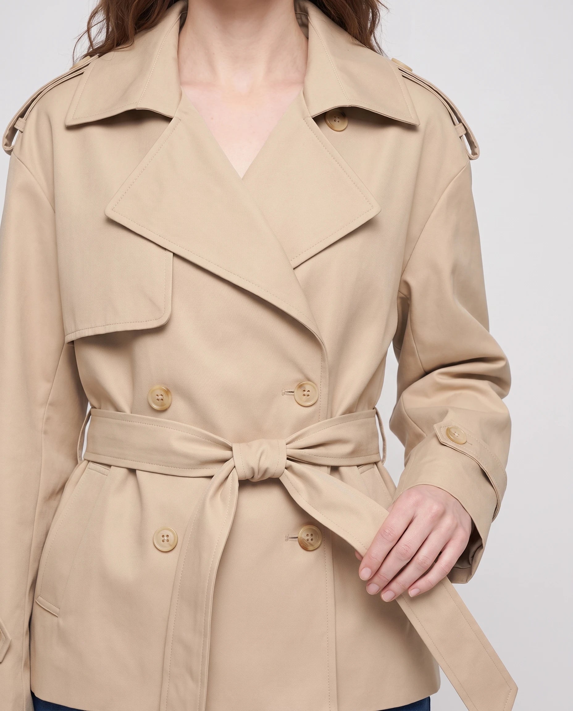 Trench court ceinturé Jehanne — détail des revers et de la ceinture nouée — coloris Beige