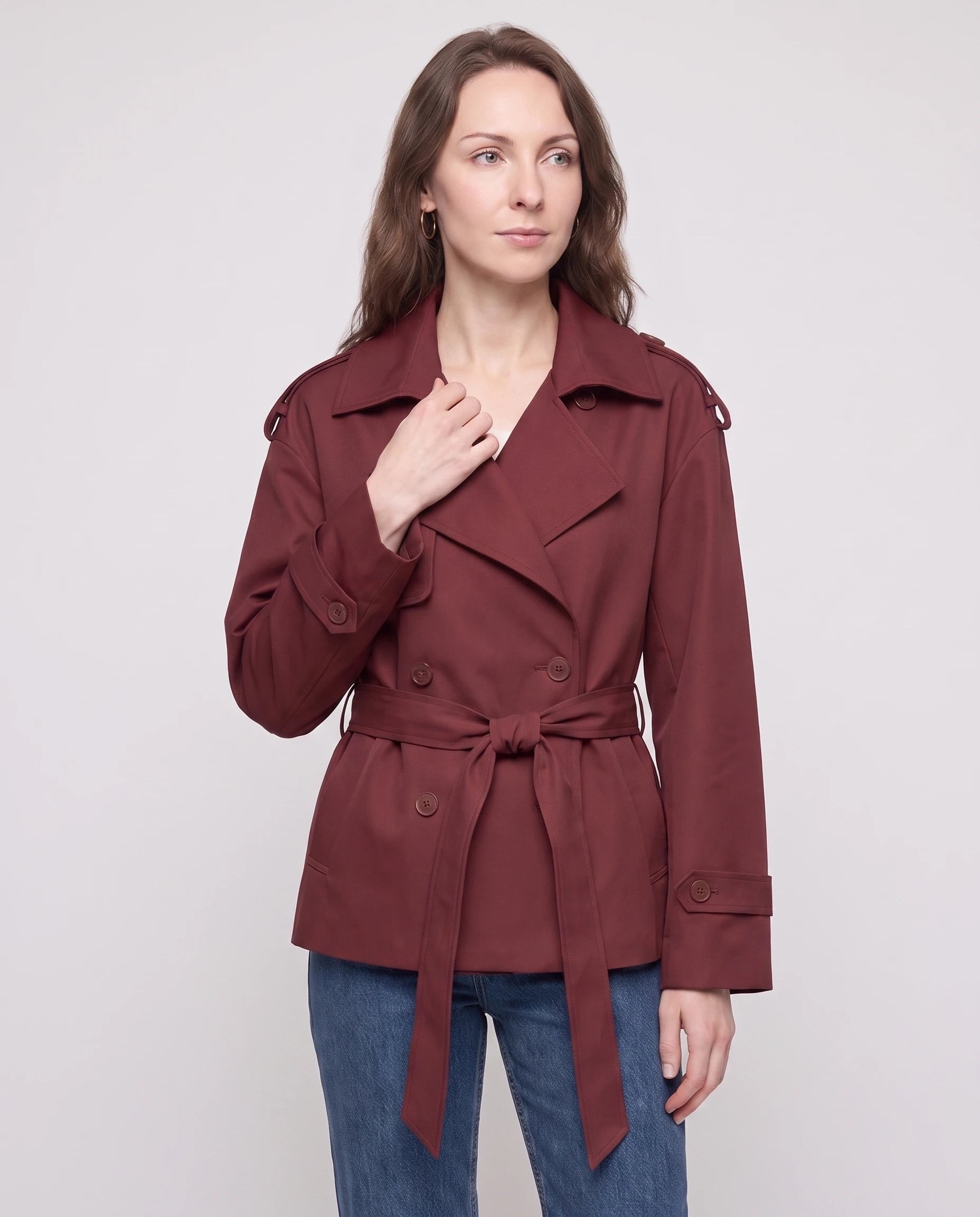 Trench court ceinturé bordeaux Jehanne, plan rapproché buste en studio