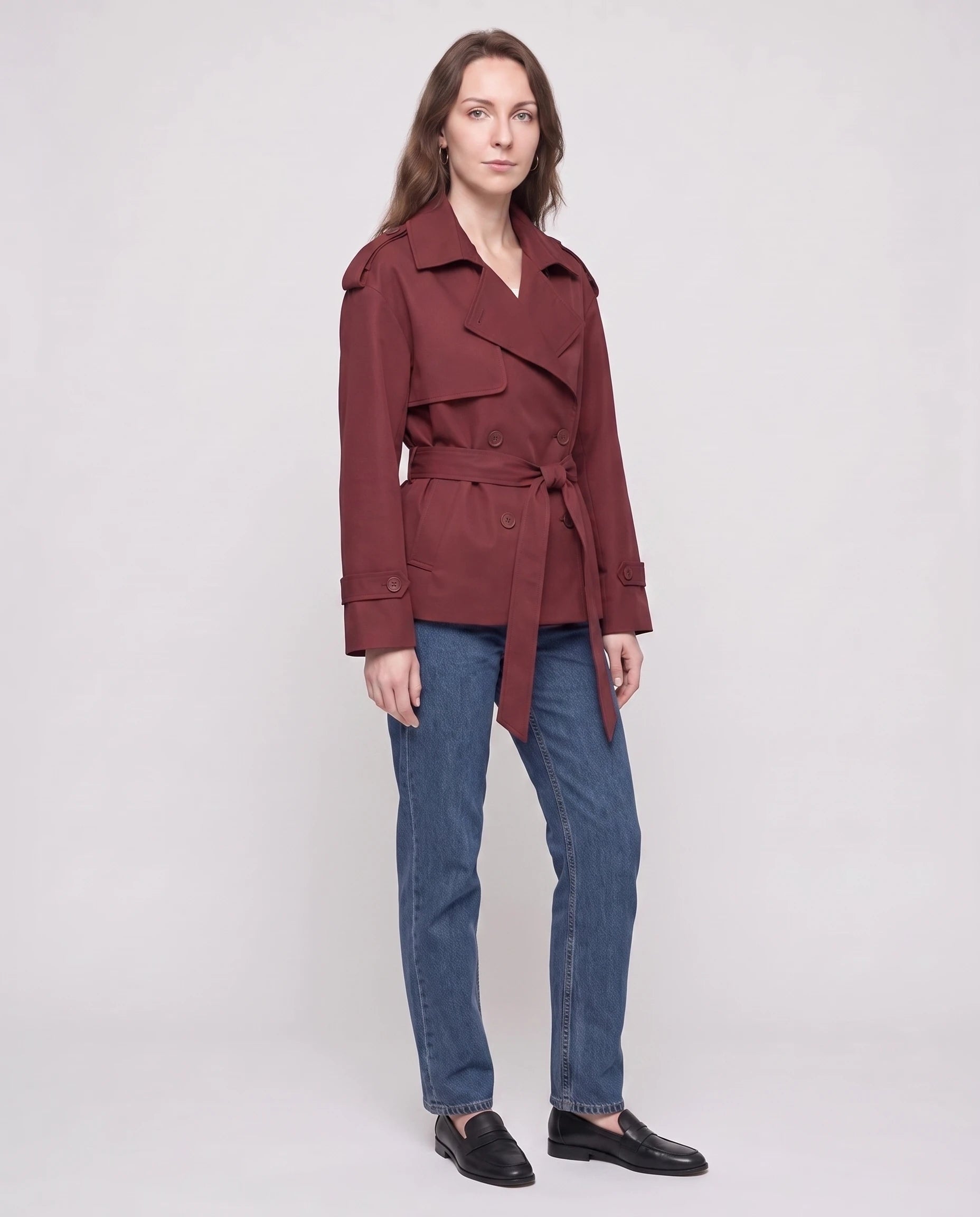 Trench court ceinturé Jehanne — vue de face en studio — coloris Bordeaux