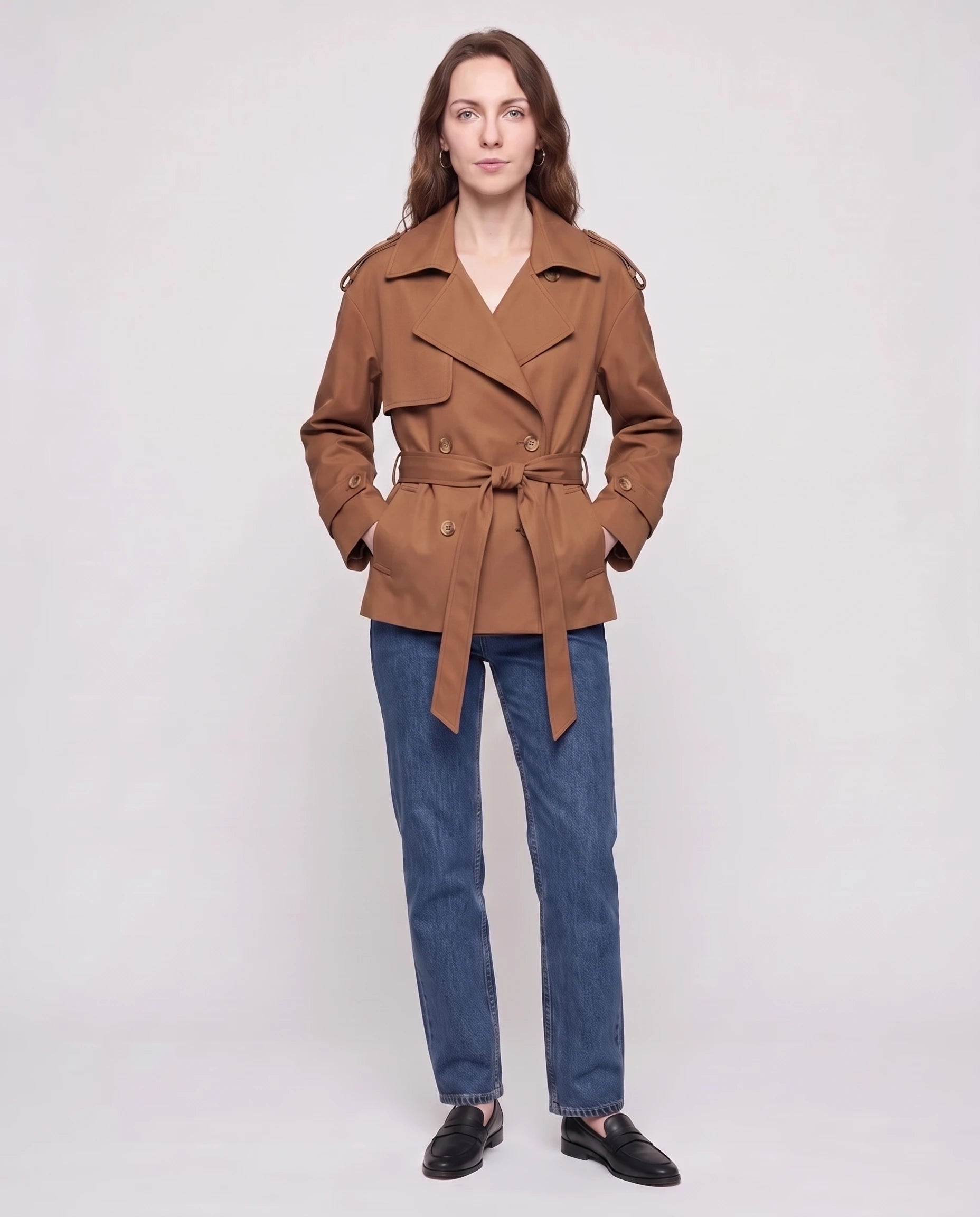 Trench court ceinturé brun Jehanne, plan rapproché buste en studio