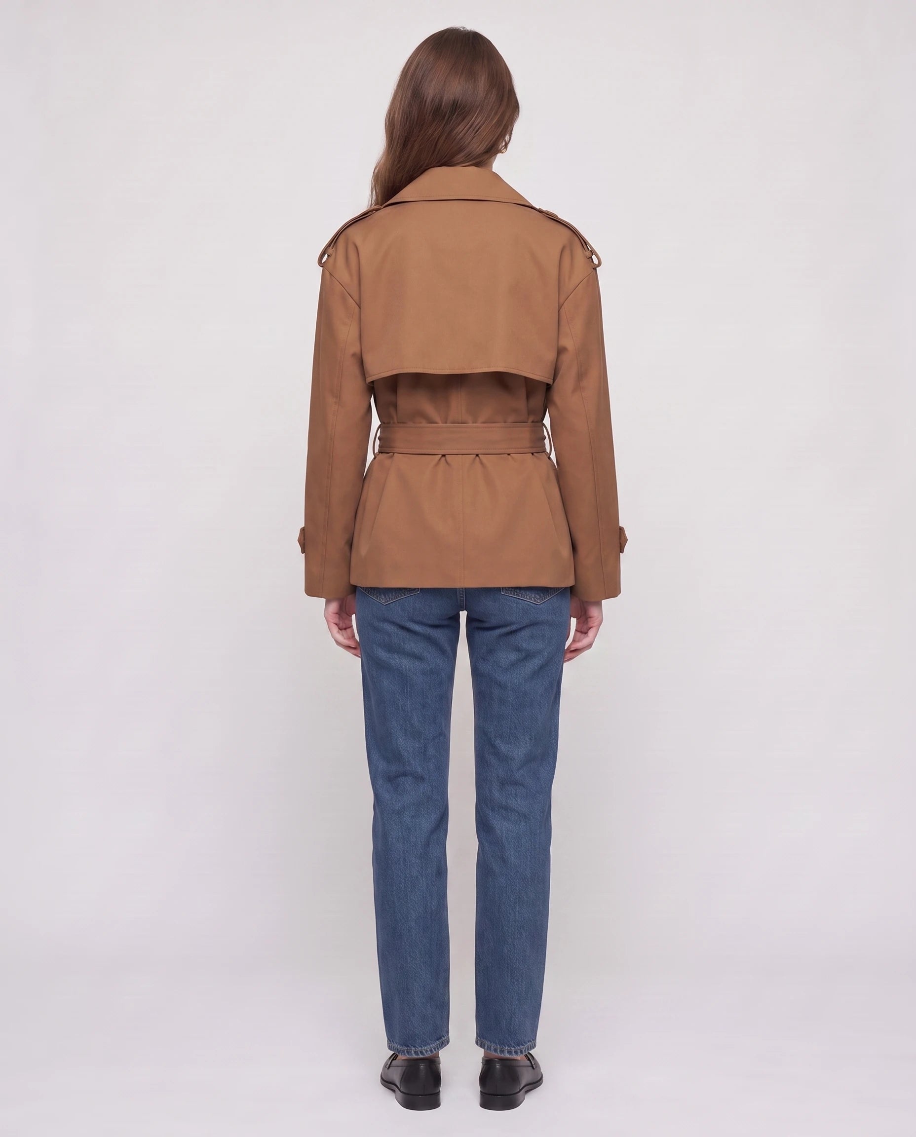 Trench court ceinturé Jehanne — vue de dos, empiècement et ceinture — coloris Brun