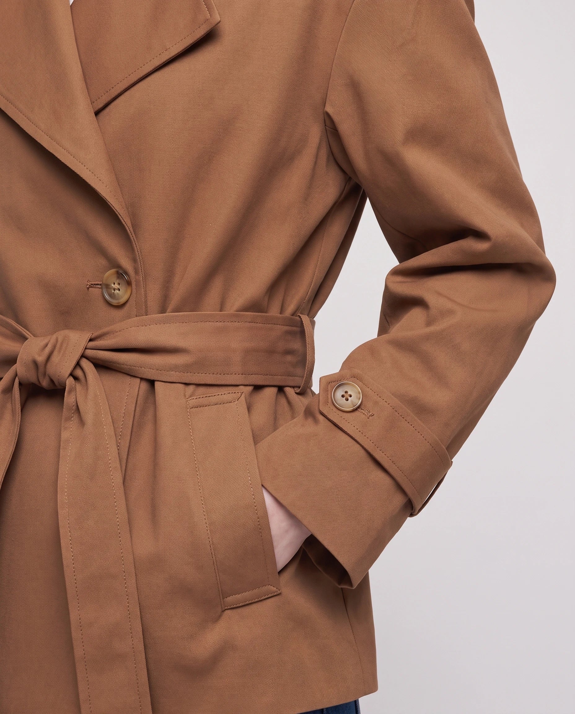 Trench court ceinturé Jehanne — détail des revers et de la ceinture nouée — coloris Brun