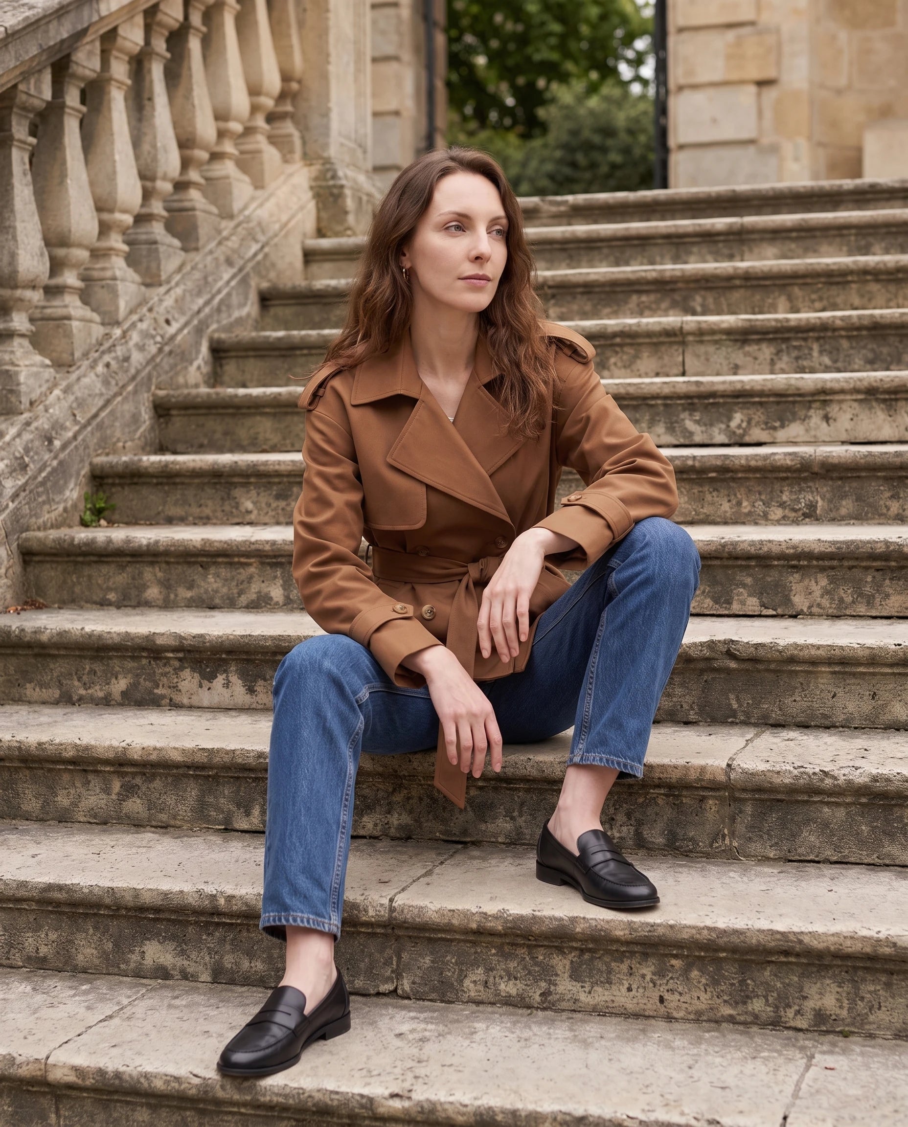 Trench court ceinturé Jehanne — portée en situation — coloris Brun