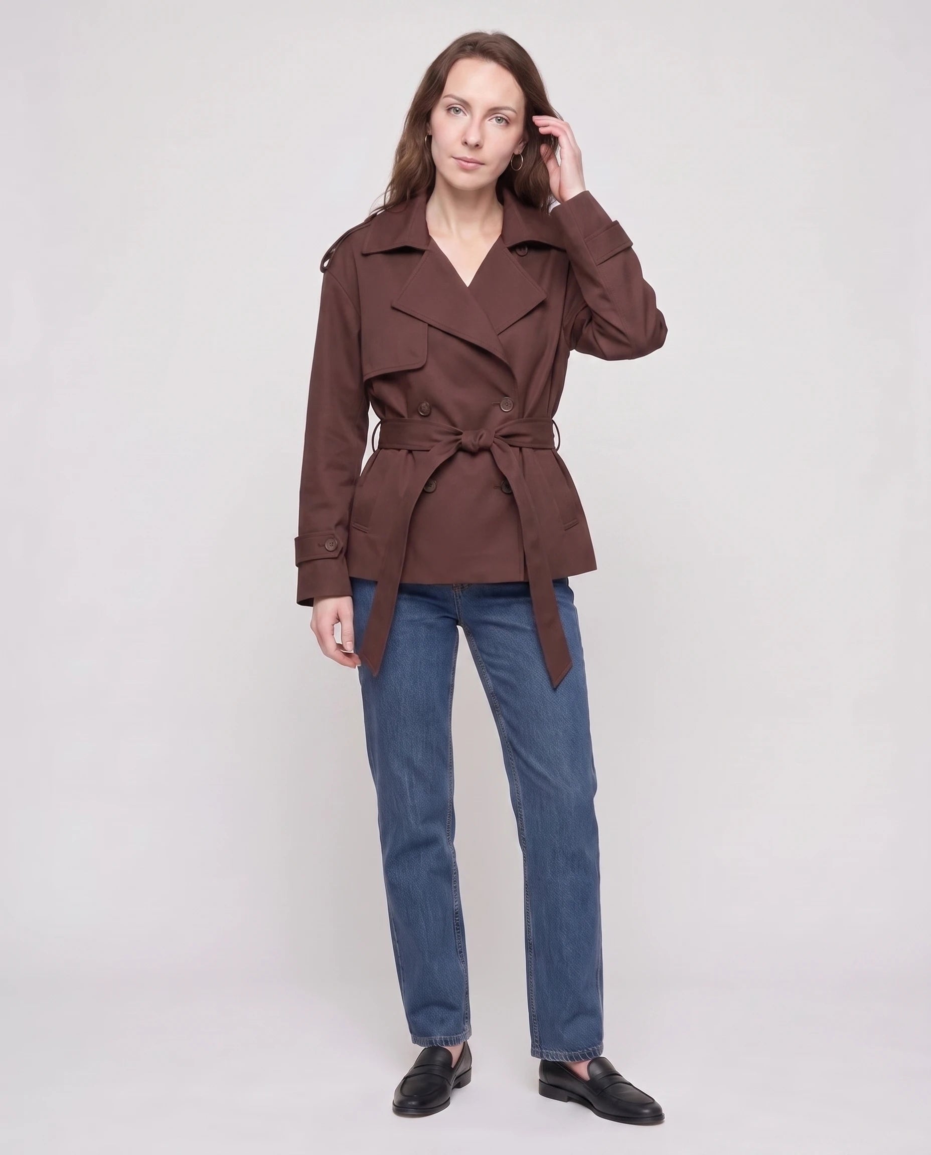 Trench court ceinturé Jehanne — vue de face en studio — coloris Chocolat