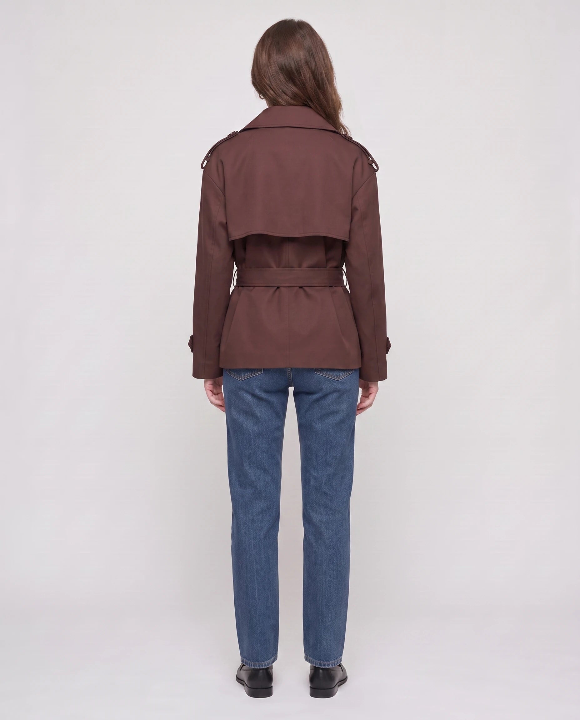 Trench court ceinturé Jehanne — vue de dos, empiècement et ceinture — coloris Chocolat