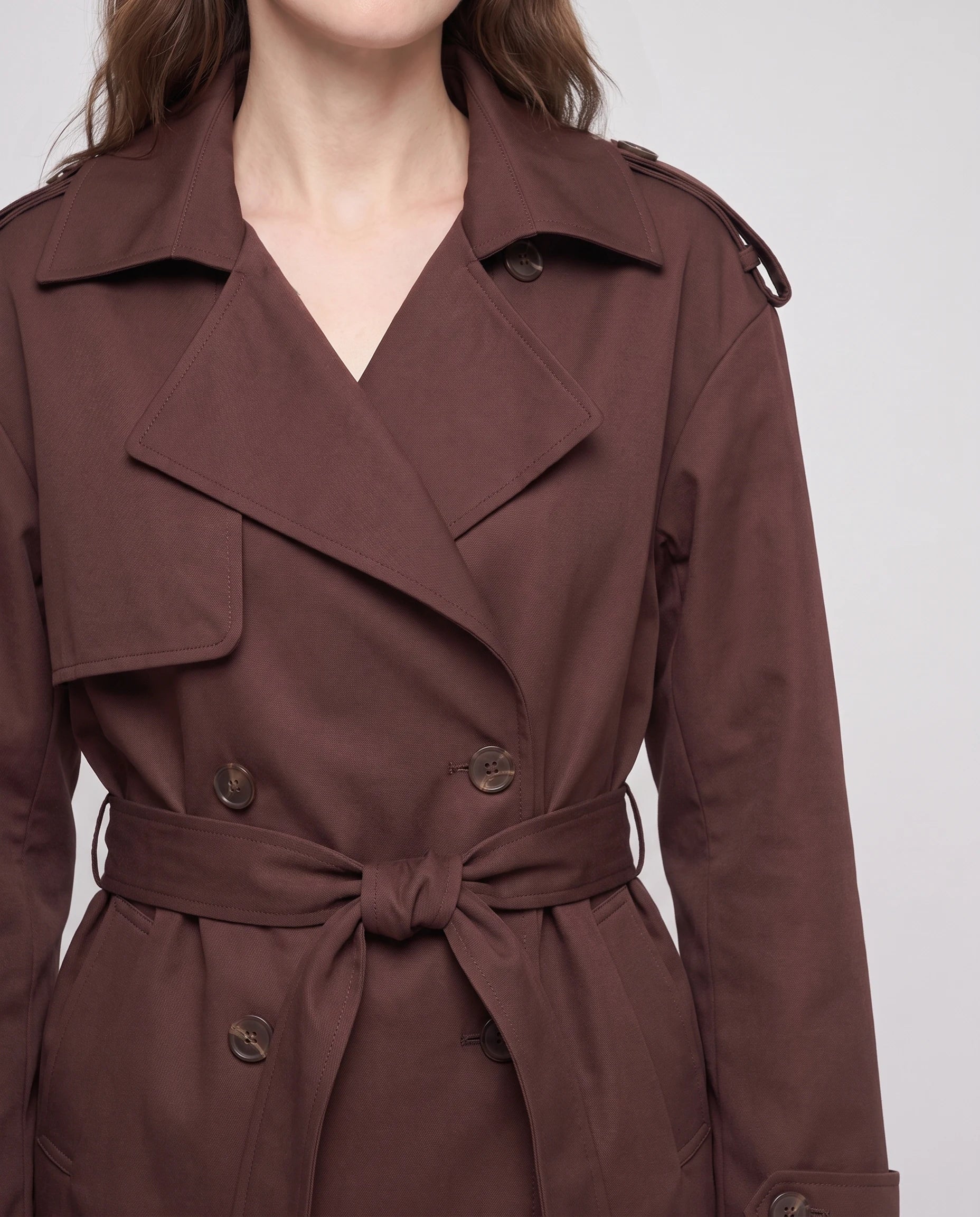 Trench court ceinturé Jehanne — détail des revers et de la ceinture nouée — coloris Chocolat