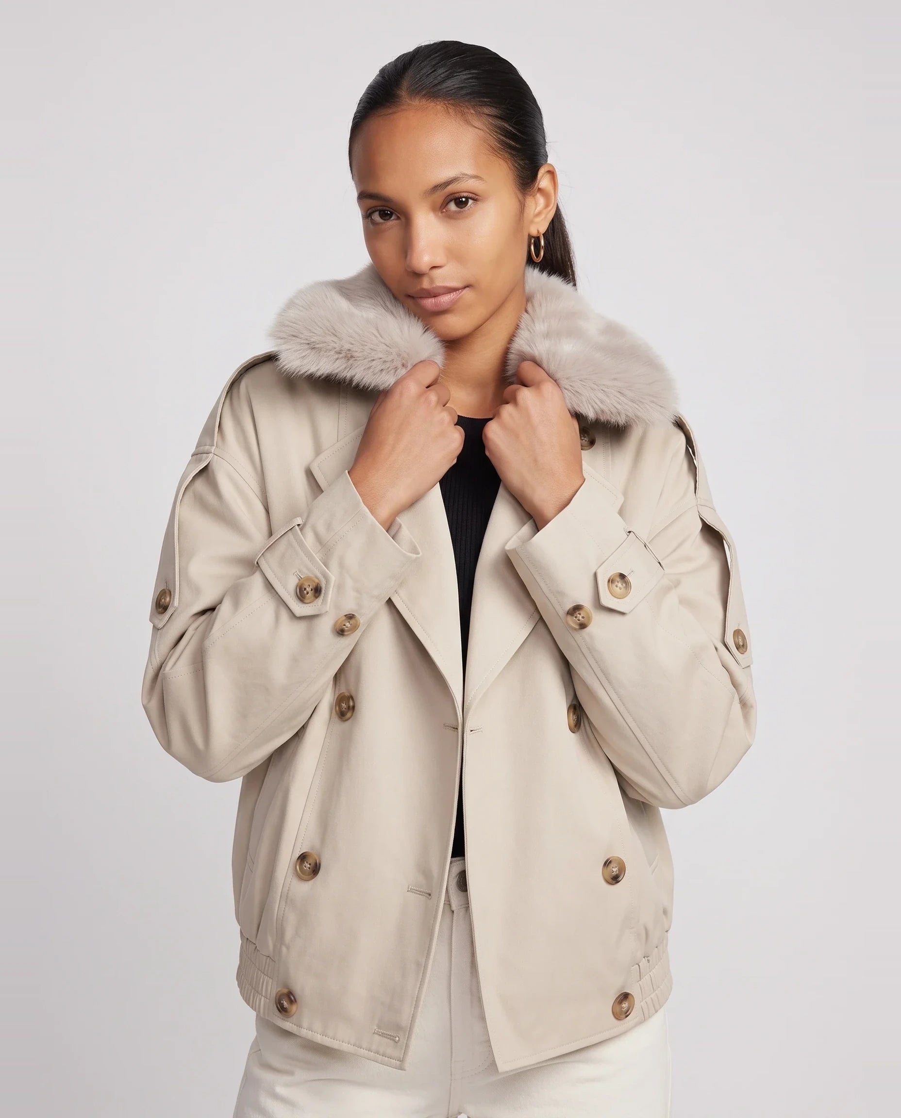 Trench court beige à col fausse fourrure Vivienne, plan rapproché en studio