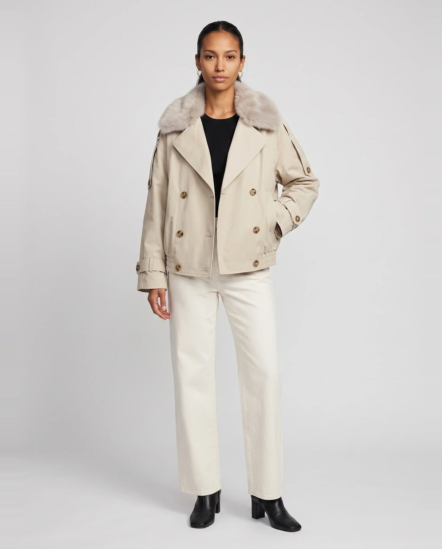 Trench court beige à col fausse fourrure Vivienne, vue de face en studio