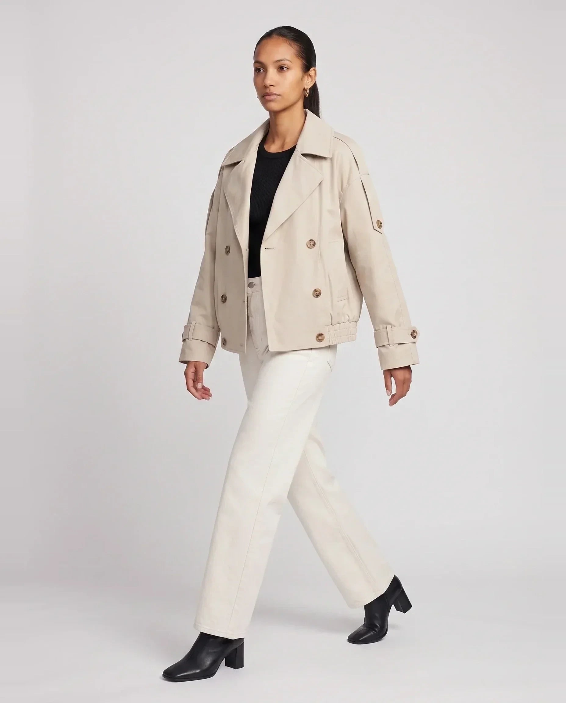 Trench court beige Vivienne sans son col fourrure amovible, vue de trois quarts