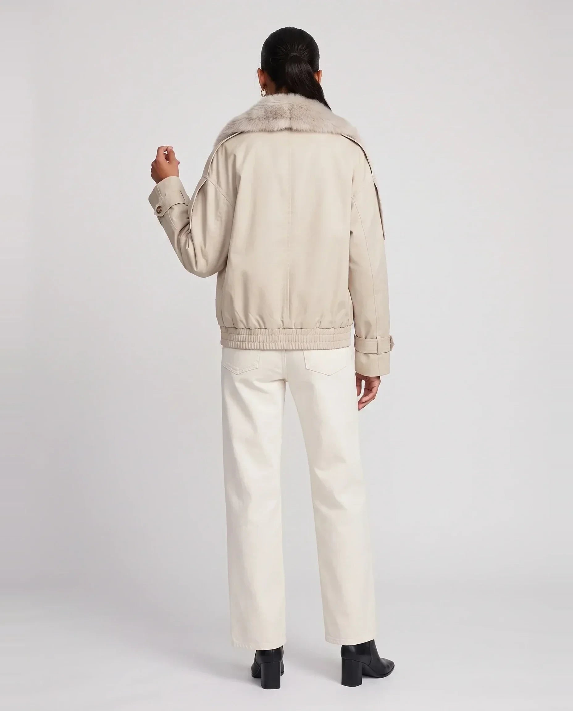 Trench court beige à col fausse fourrure Vivienne, vue de dos en studio