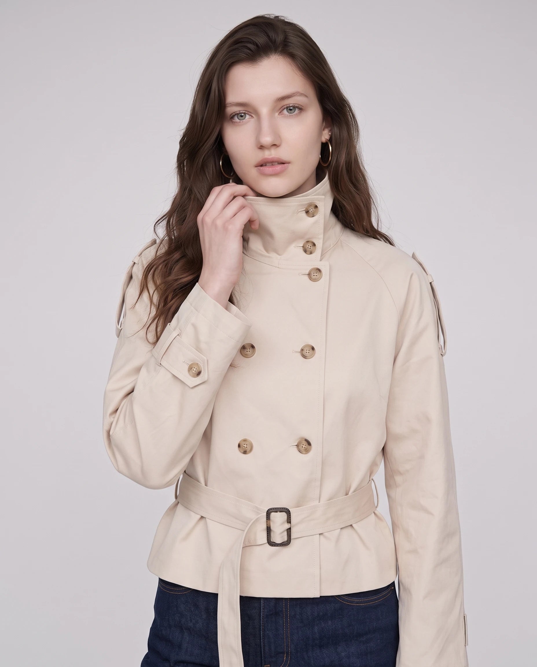 Trench court à col haut beige Louison, plan rapproché en studio