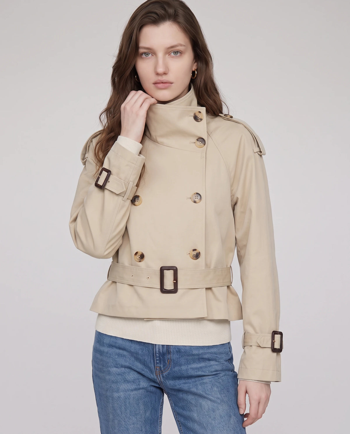 Trench court à col haut beige Louison, plan rapproché en studio, col montant boutonné et ceinture à boucle