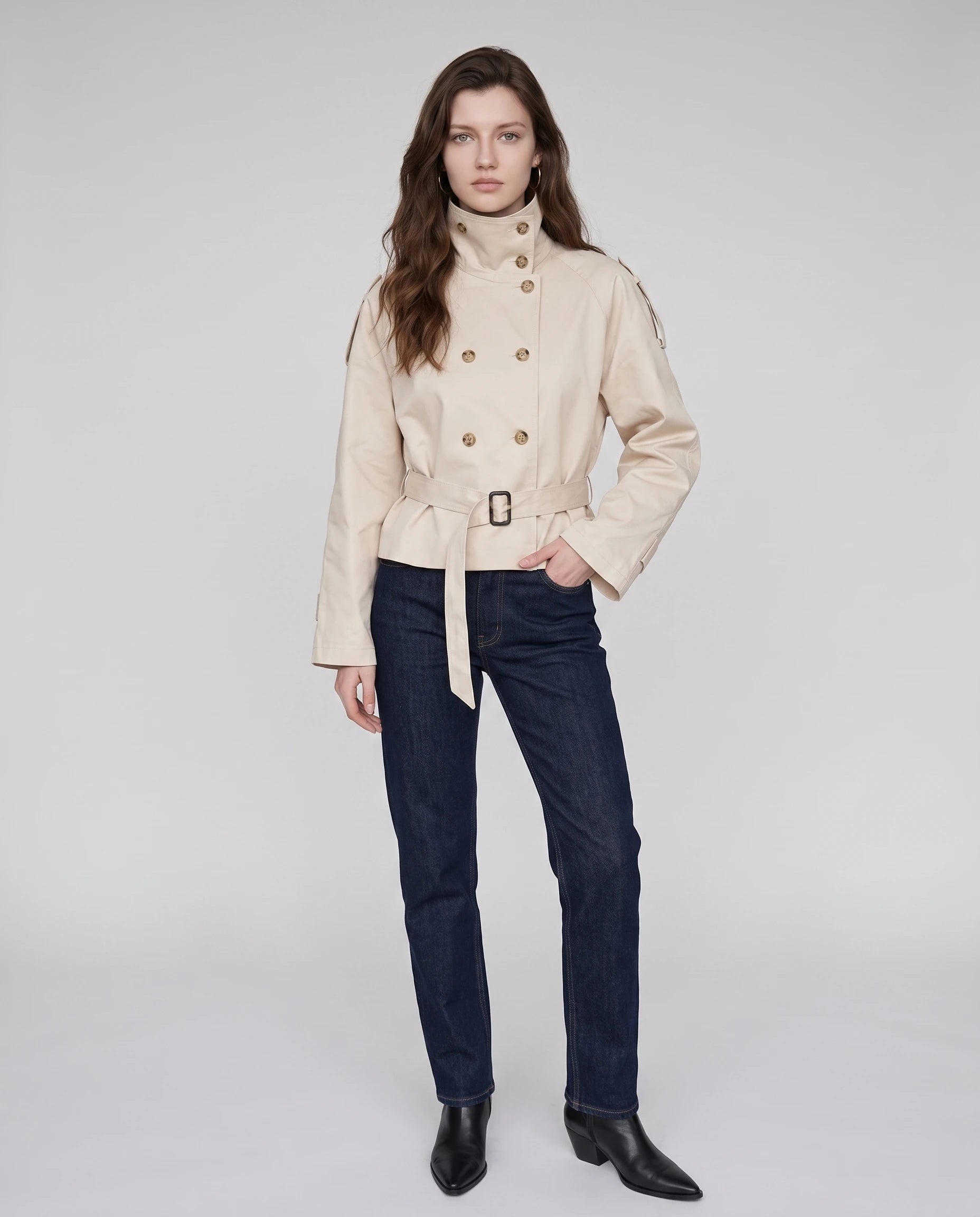 Trench court à col haut beige Louison, vue de face en studio