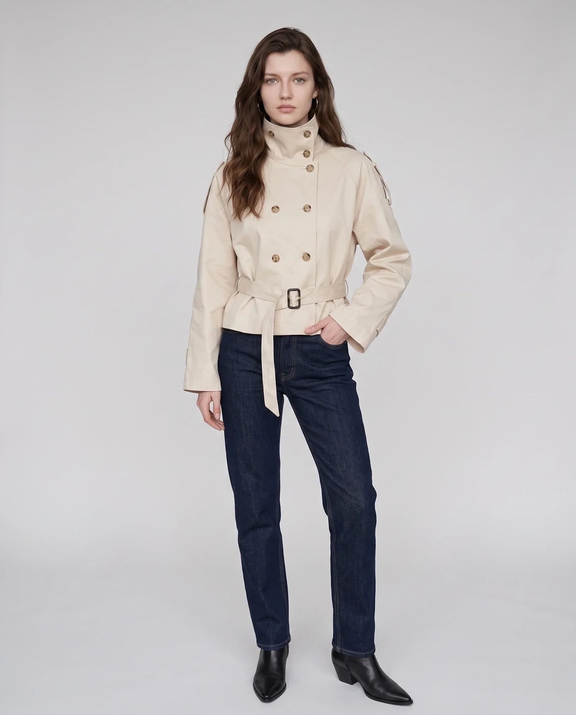 Trench court à col haut beige Louison, vue de face en studio