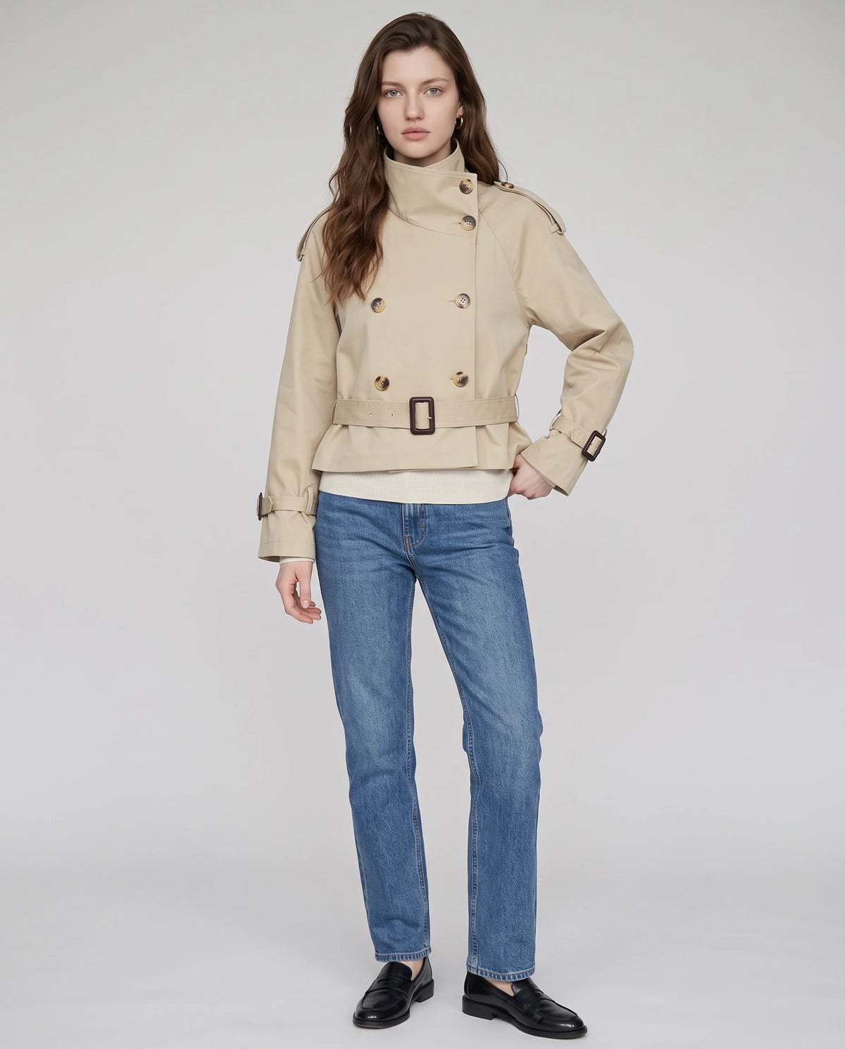 Kurzer Trenchcoat mit hohem Kragen Louison in Beige, Ganzkörper-Frontansicht im Studio, zu blauer Jeans getragen