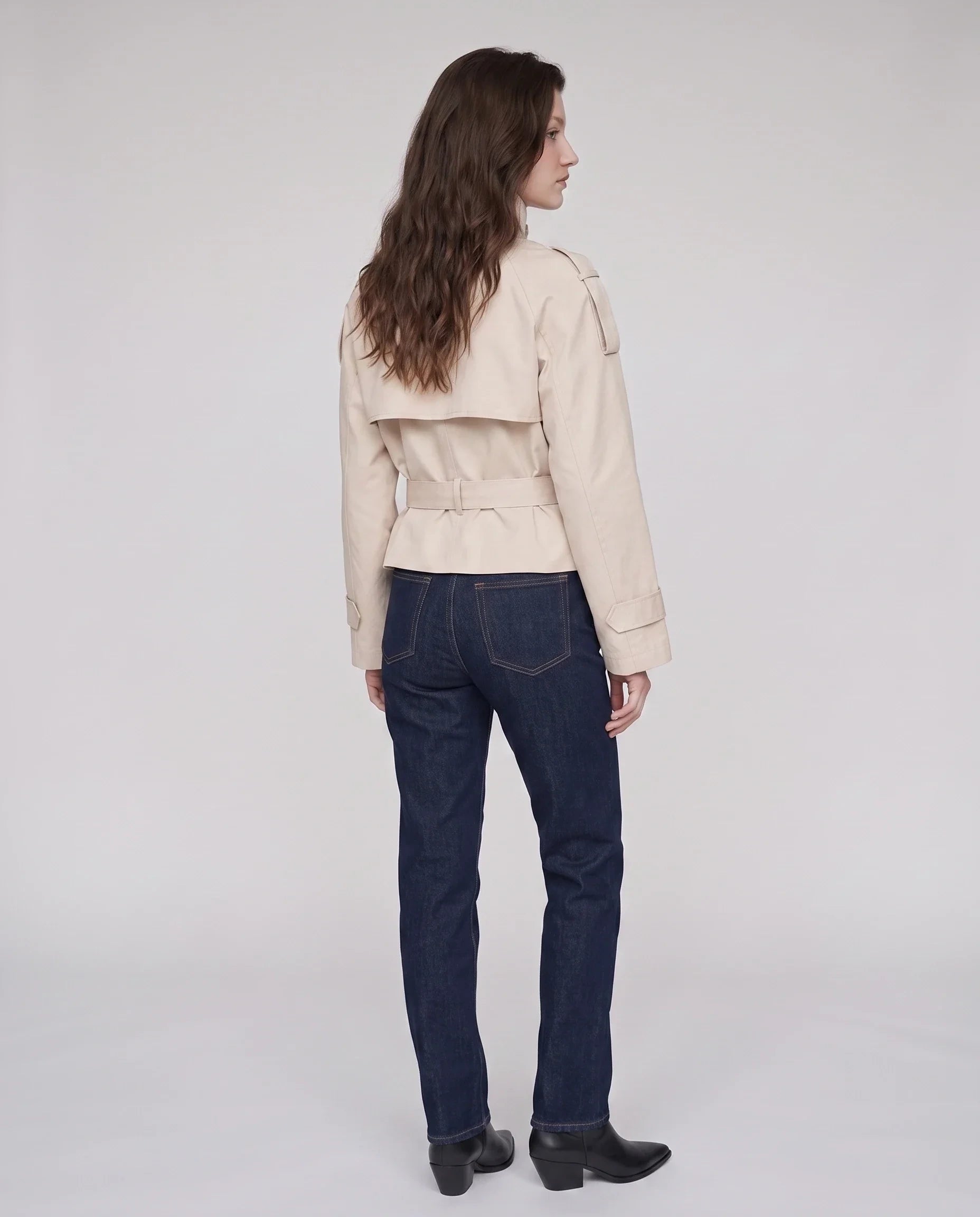 Trench court à col haut beige Louison, vue de dos en studio