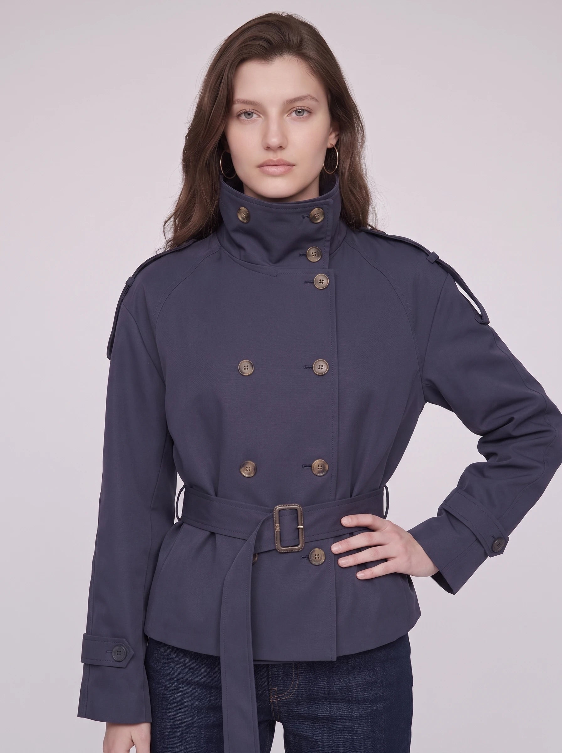 Trench court à col haut bleu marine Louison, plan rapproché en studio