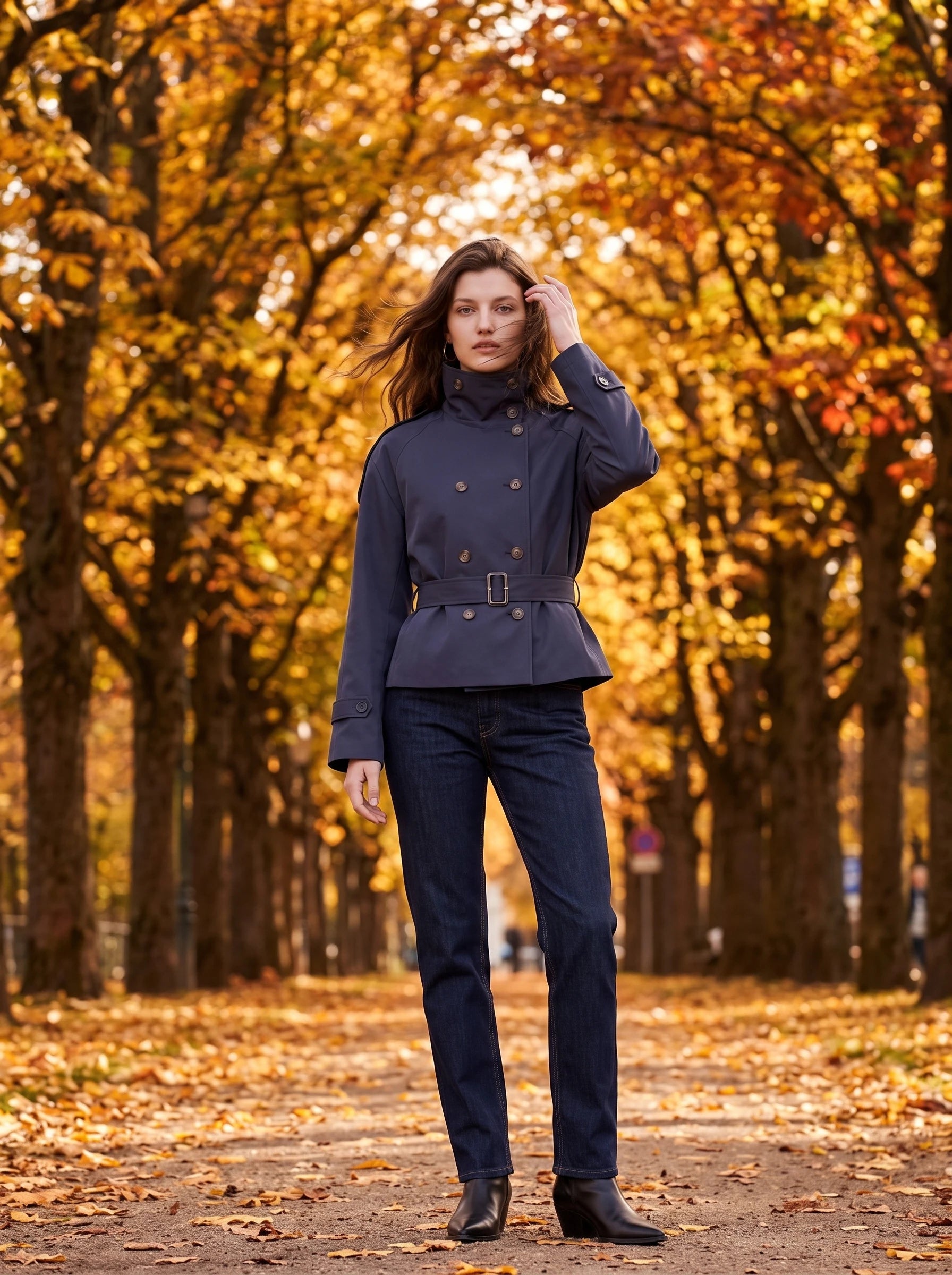 Trench court bleu marine Louison, porté sur une avenue en automne
