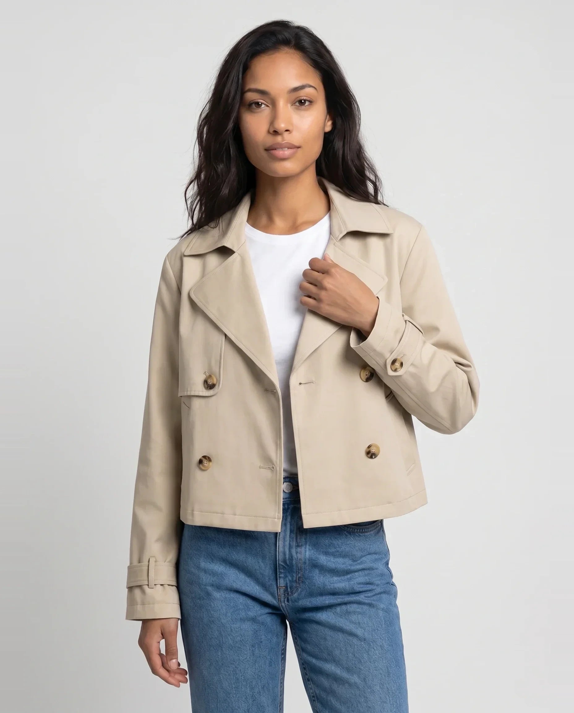 Trench court croisé beige Fernande, plan rapproché en studio