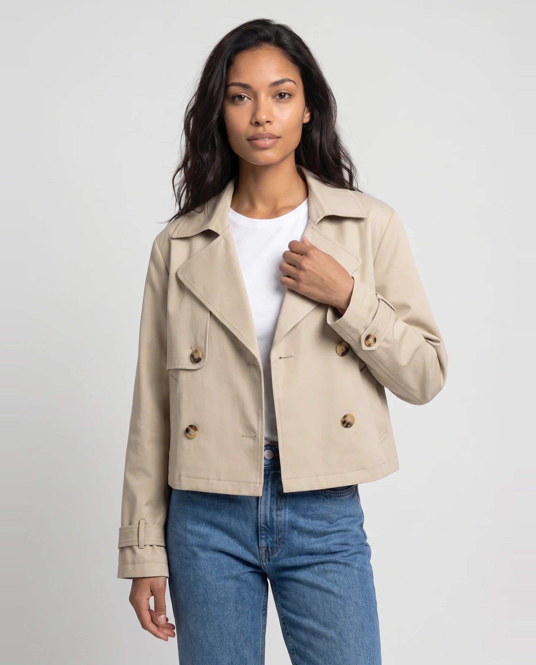 Trench court croisé beige Fernande, plan rapproché en studio