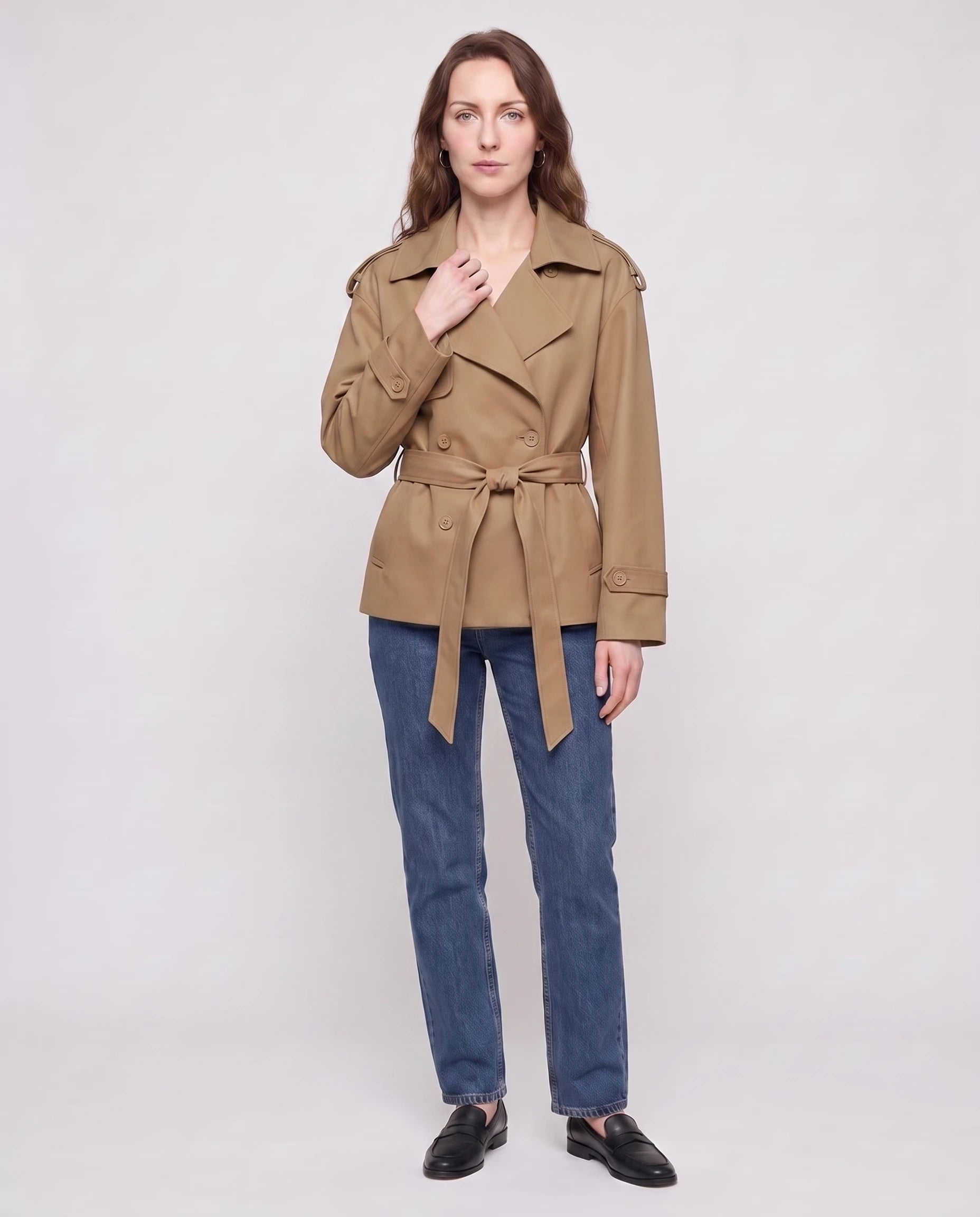 Trench court ceinturé Jehanne — vue de face en studio — coloris Kaki