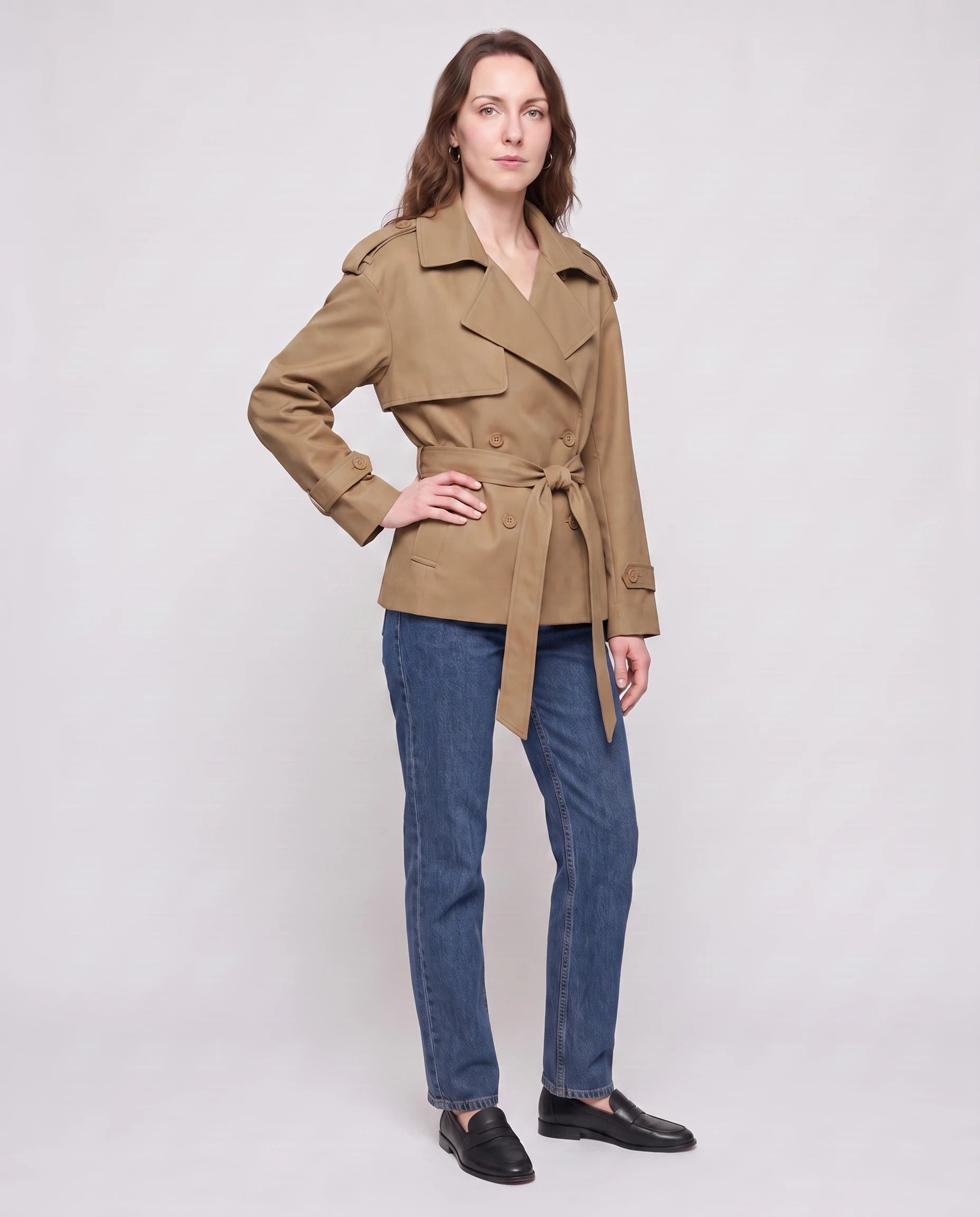 Trench court ceinturé Jehanne — vue de trois quarts en studio — coloris Kaki