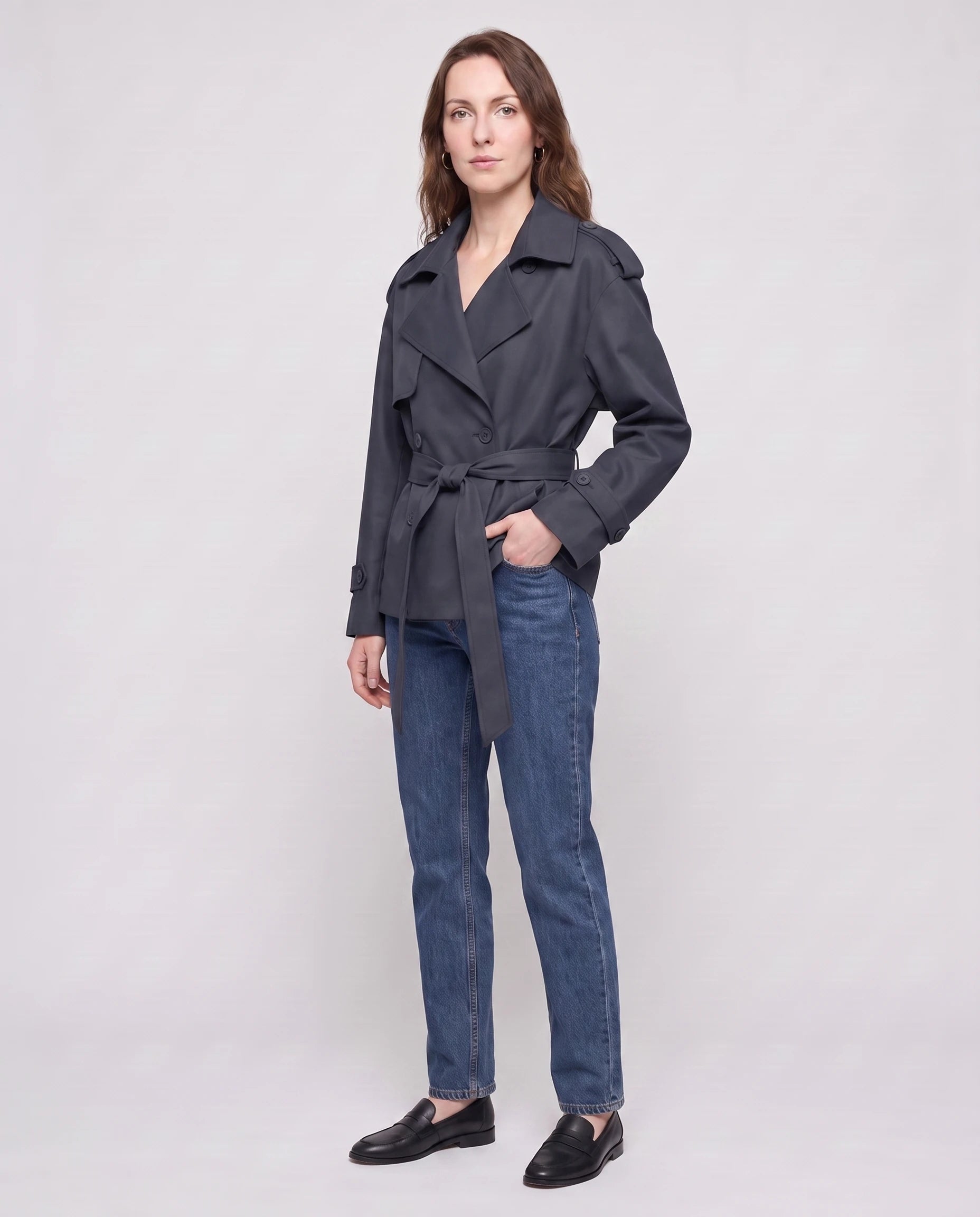 Trench court ceinturé Jehanne — vue de trois quarts en studio — coloris Bleu Marine